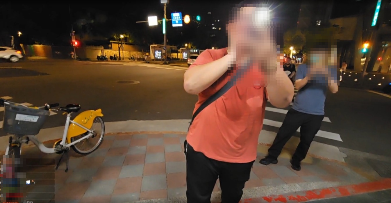 企鵝妹昨晚走在台北街頭，遇到不少粉絲要求合照，直到橘衣男「阿旺」請她唱生日快樂歌後，再也忍不住情緒於直播中落淚。（翻攝自企鵝妹Twitch）