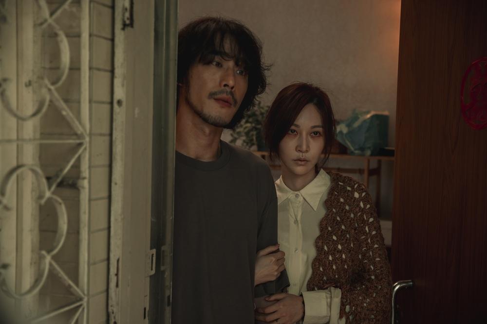 《化劫》曾莞婷（右）跟黃騰浩（左）飾演愛女早夭，亂拜廟慘而撞邪的夫妻。（台北双喜提供）