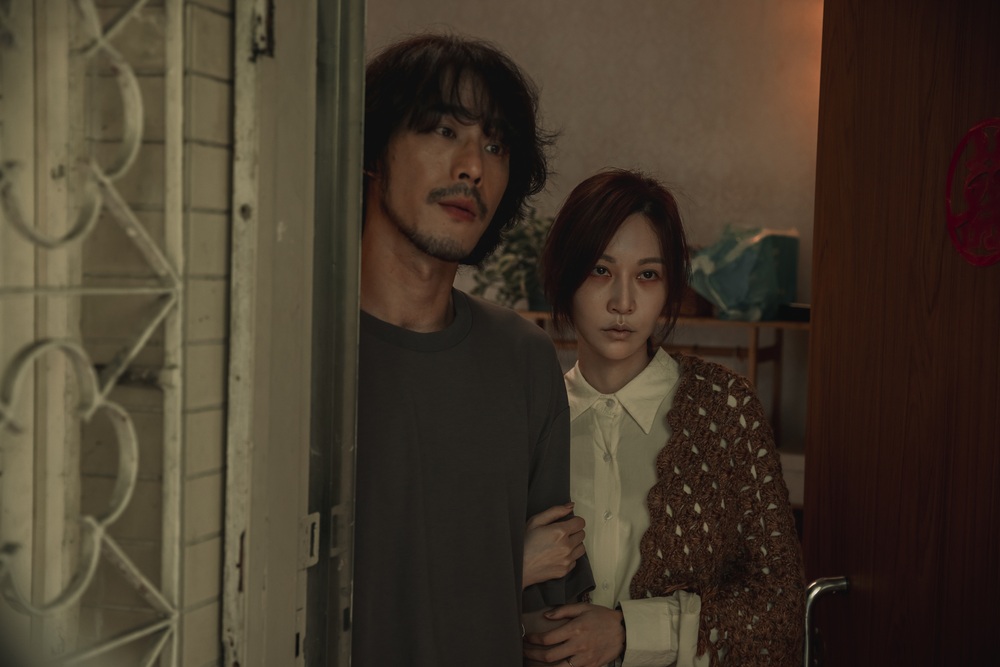 《化劫》曾莞婷（右）跟黃騰浩（左）飾演愛女早夭，亂拜廟慘而撞邪的夫妻。（台北双喜提供）