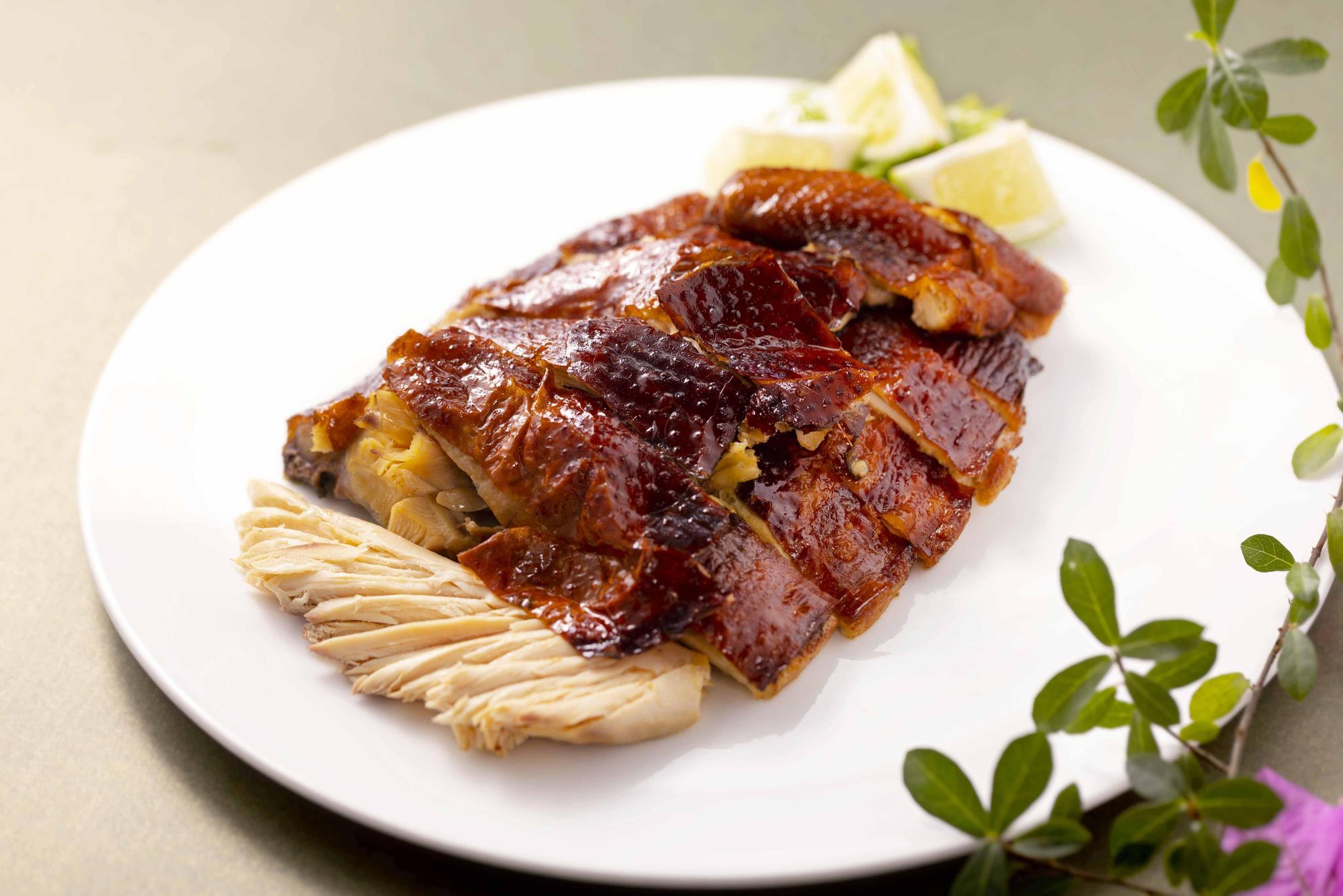 「招牌脆皮雞」雞皮十分酥脆，肉質原味嫩口，是頗受歡迎的經典菜。（600元／半隻，維多麗亞酒店提供）
