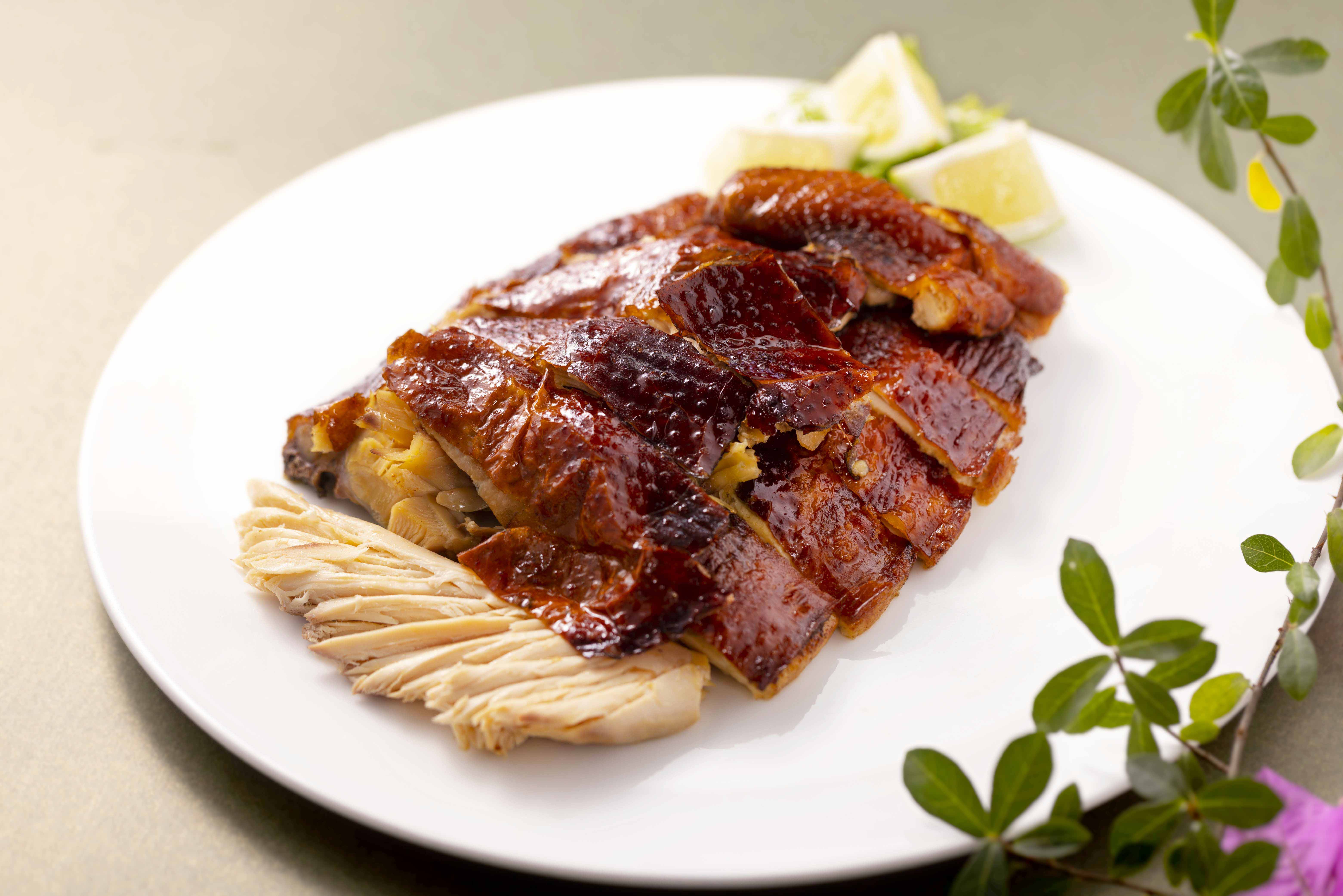 「招牌脆皮雞」雞皮十分酥脆,肉質原味嫩口,是頗受歡迎的經典菜。(600元/半隻,維多麗亞酒店提供)