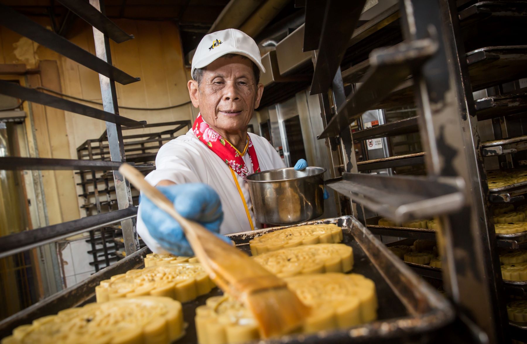 江金榮創辦的永安喜餅是中部地區有名的中式喜餅老店，他最自豪自家餅舖的餡料風味好、跟人家很不一樣。