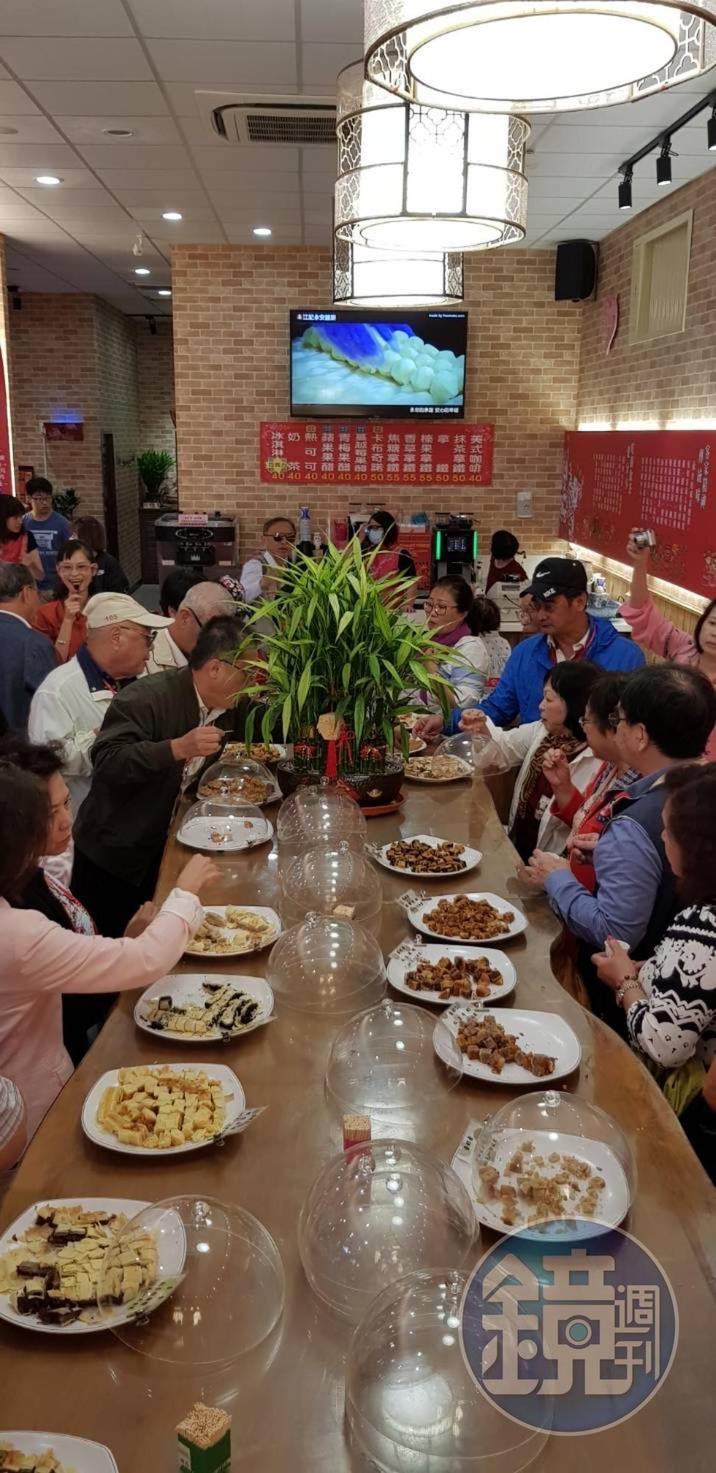 過去澎湃的試吃、奉茶因為疫情暫停,不過,江金榮表示疫情看起來已經結束,近期將恢復試吃。