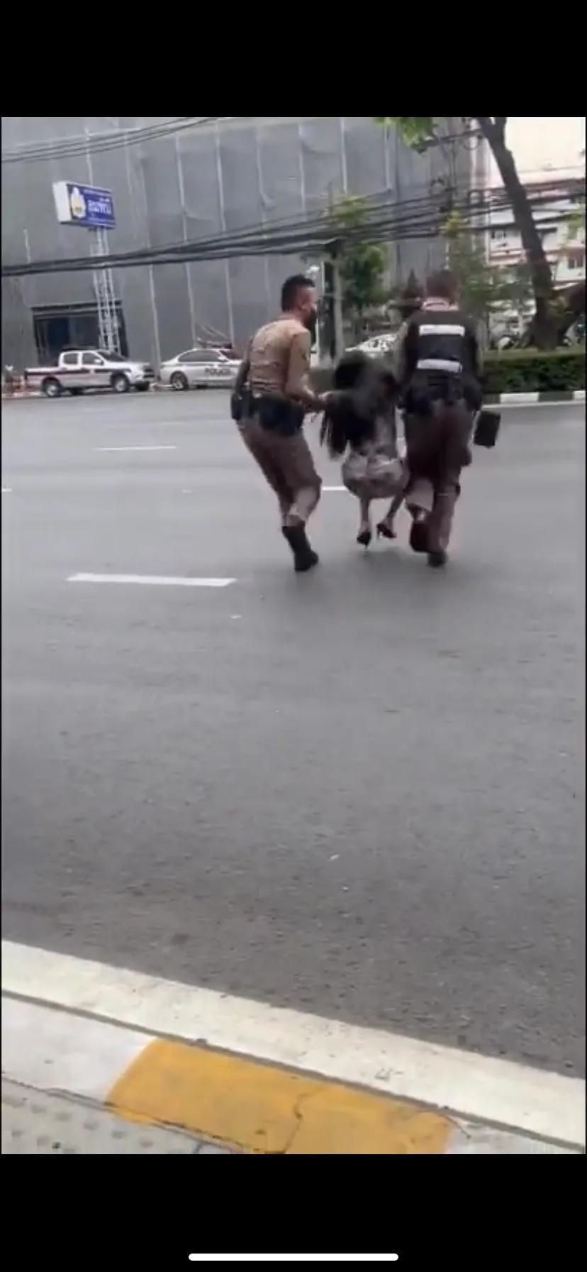 女子最後被警察帶走。（翻自臉書）