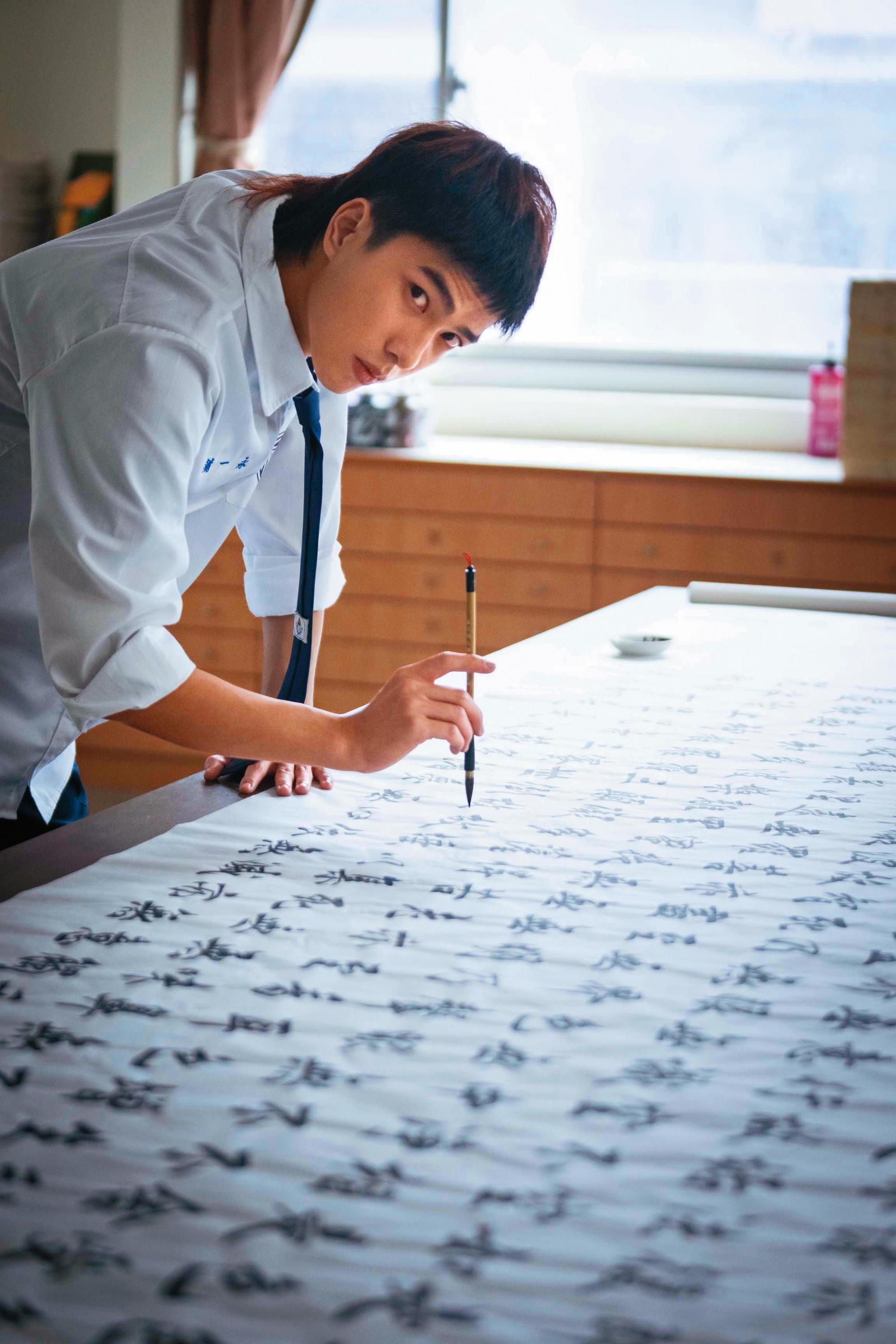 在《不良執念清除師》中,曾敬驊飾演擅長書法的高中生蒲一永,發生意外後擁有超能力,以輓聯送走在陽間流連的魂魄。(愛奇藝國際站提供)