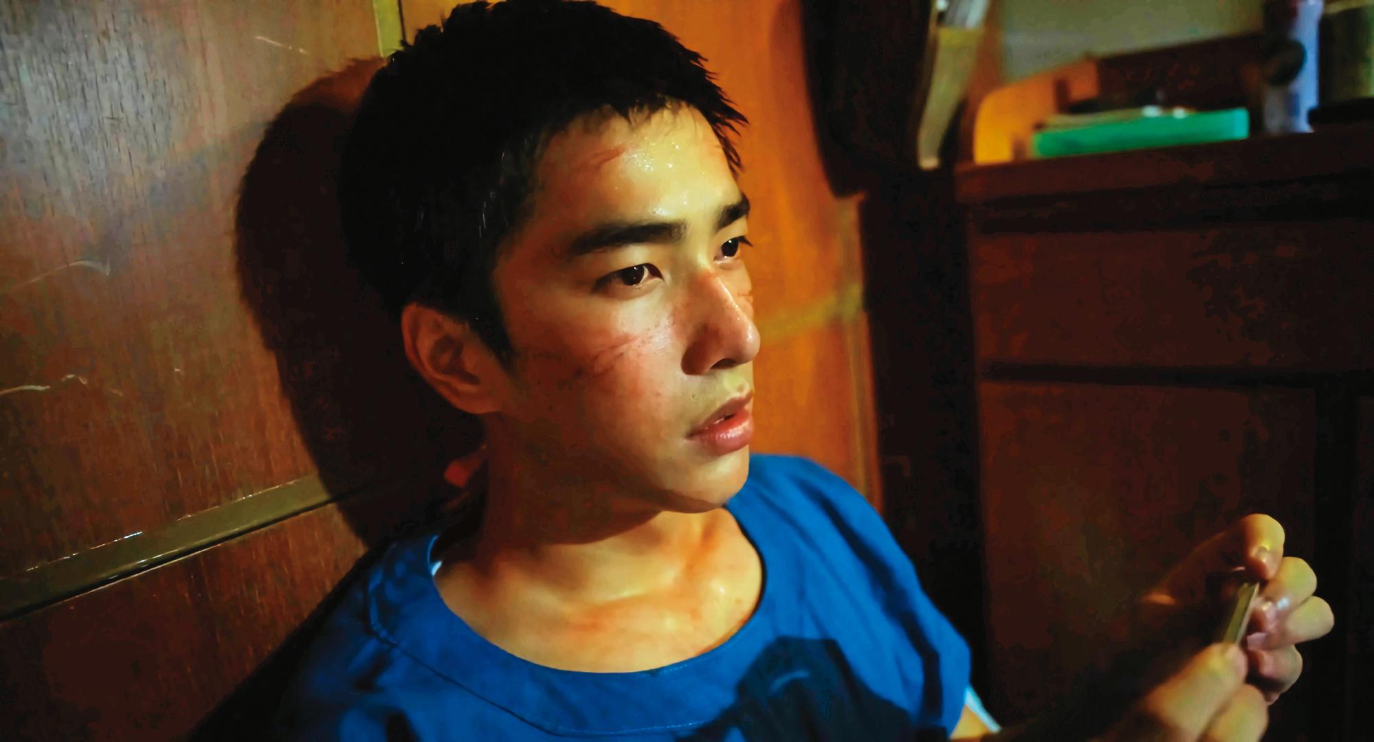 《疫起》重現20年前的SARS封院事件,曾敬驊扮演護理人員。(威望國際提供)