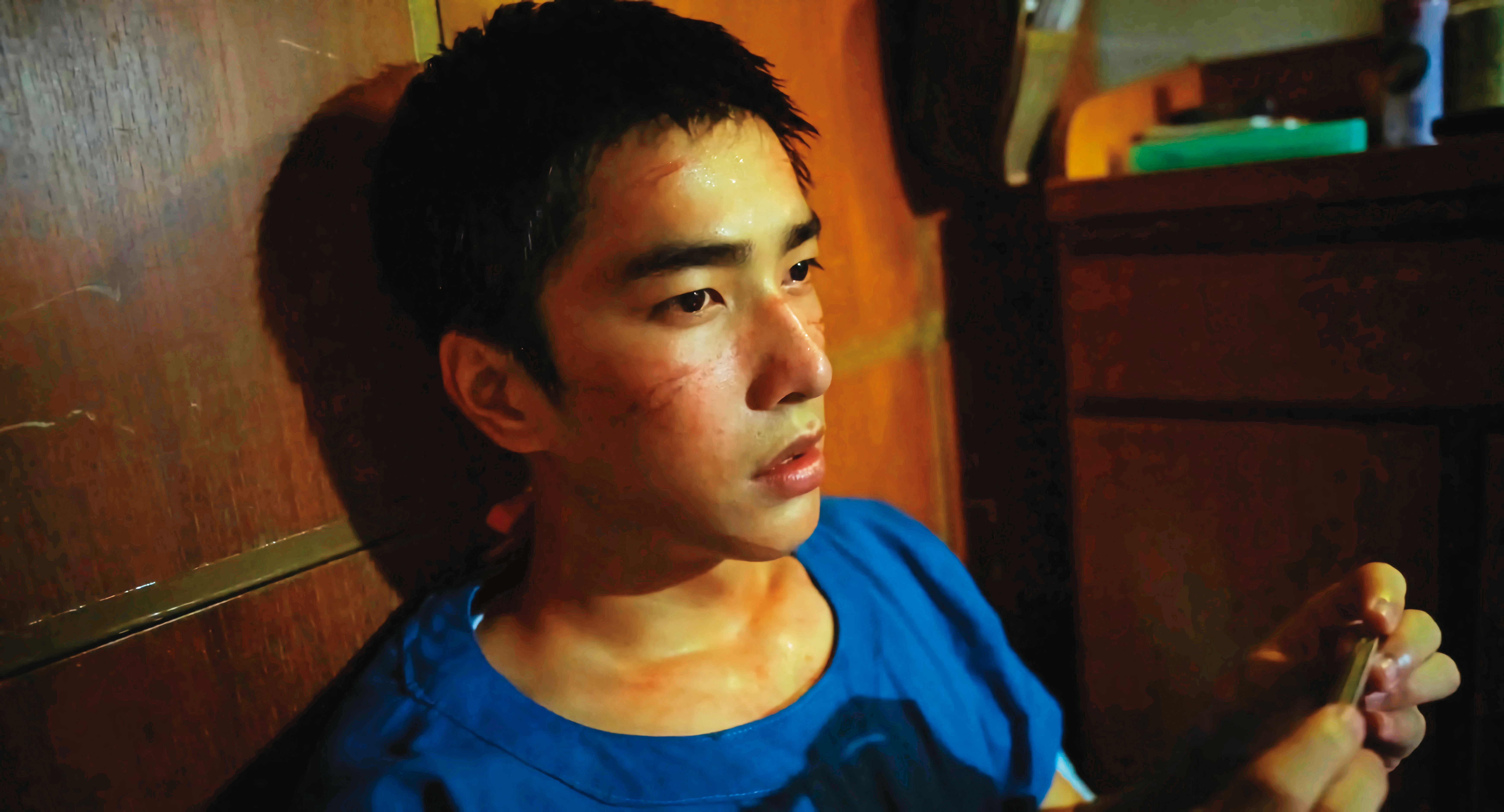 《疫起》重現20年前的SARS封院事件，曾敬驊扮演護理人員。（威望國際提供）