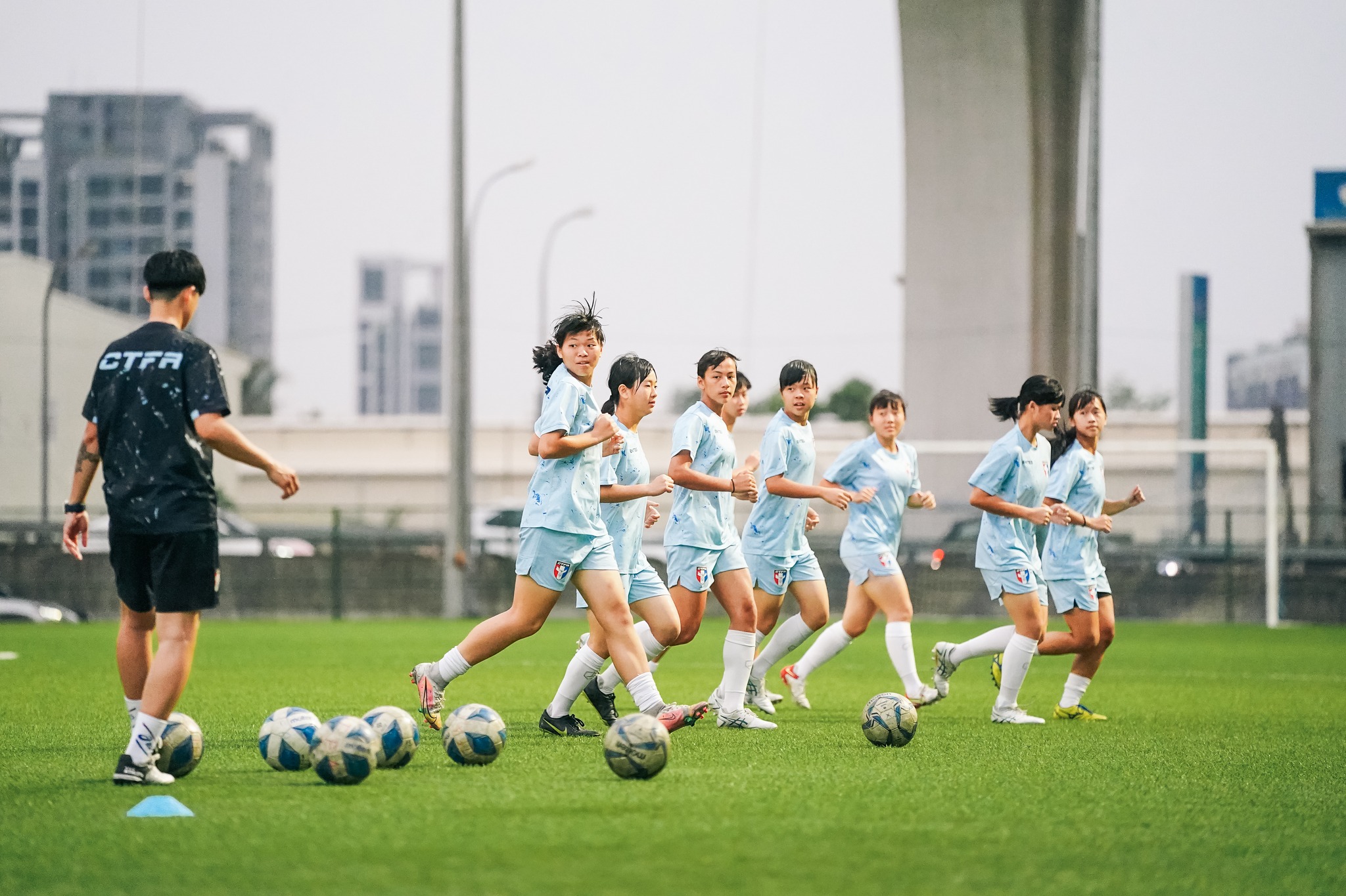 第二屆東亞青運在11人制足球項目，僅派出U20中華男足代表隊參賽，引起女足工會不滿。（圖為U17中華女足訓練照，翻攝自中華足協臉書）