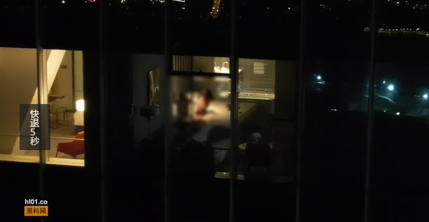 兩人全裸玩枕頭戰。（翻自《黑料不打烊》）