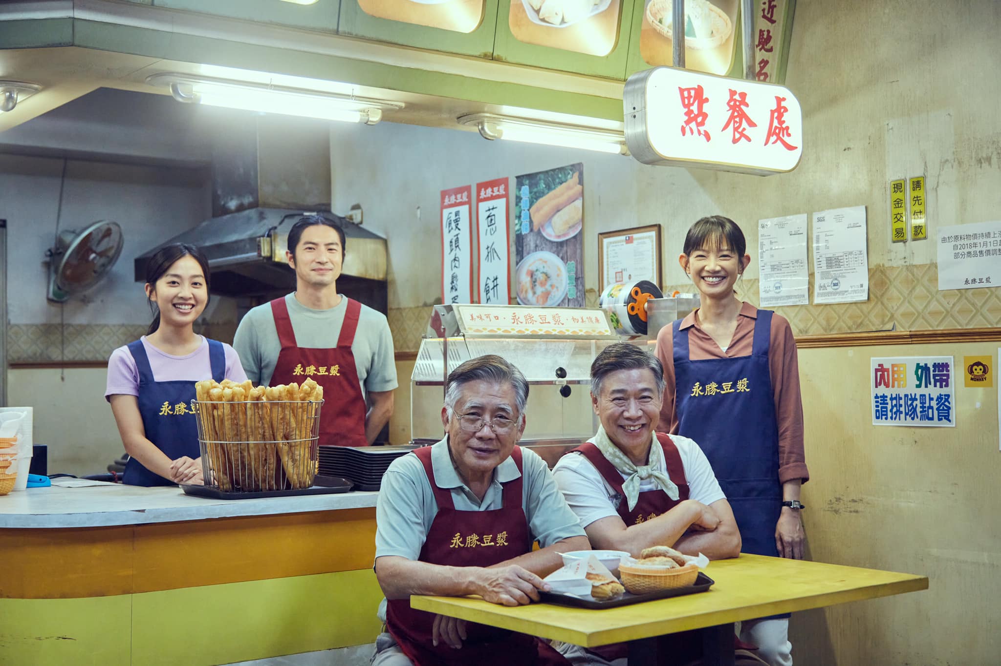 《暗夜微光》講述開豆漿店的徐家的故事，梁修身（前排左）與福地祐介（後左2）分飾父子。（凱渥提供）