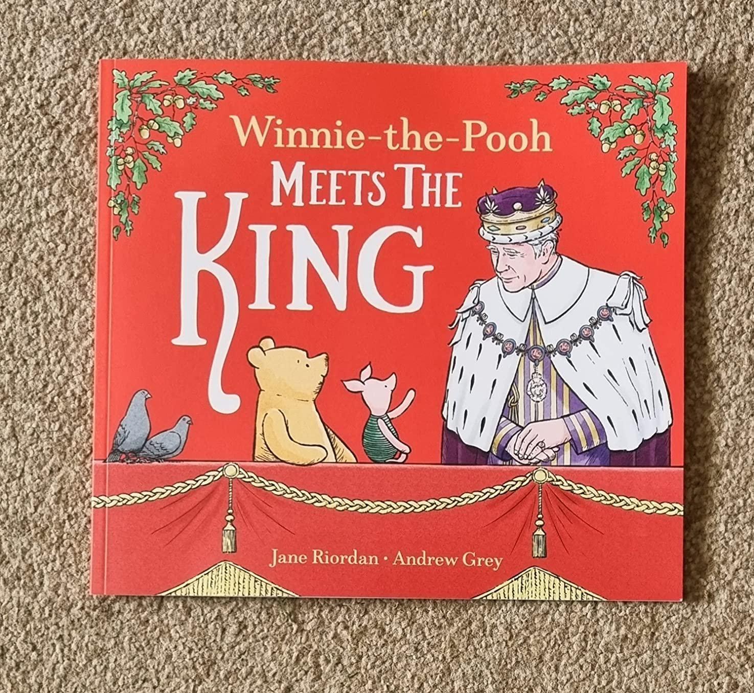 為慶祝查爾斯三世登基,英國作家Jane Riordan推出《小熊維尼遇見國王》(Winnie-the-Pooh Meets the King)官方紀念繪本。(翻攝Amazon)