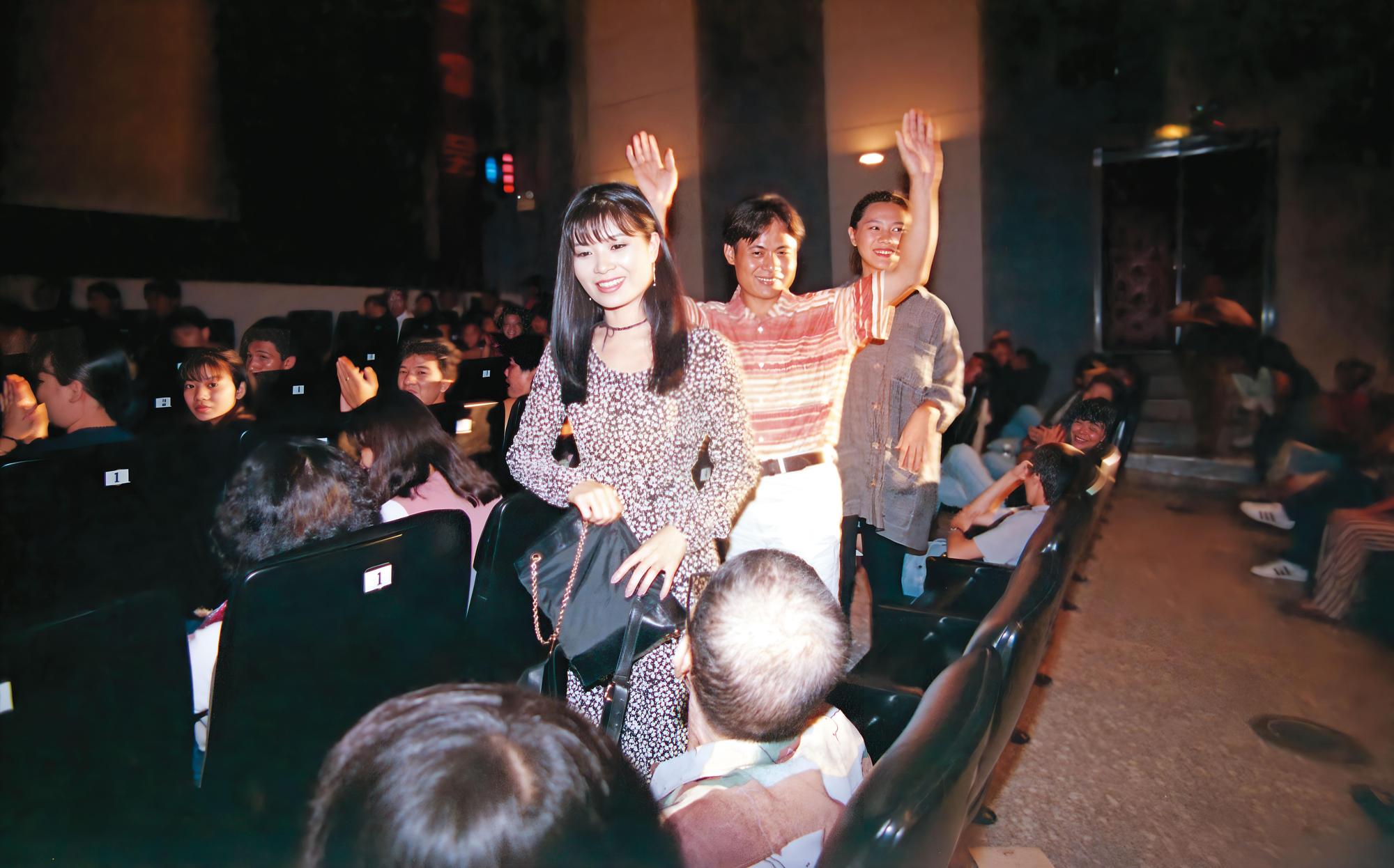 蔡秋鳳（左）曾在電影《多桑》中與蔡振南（中）飾演夫妻，圖為1994年電影首映會。（聯合知識庫）