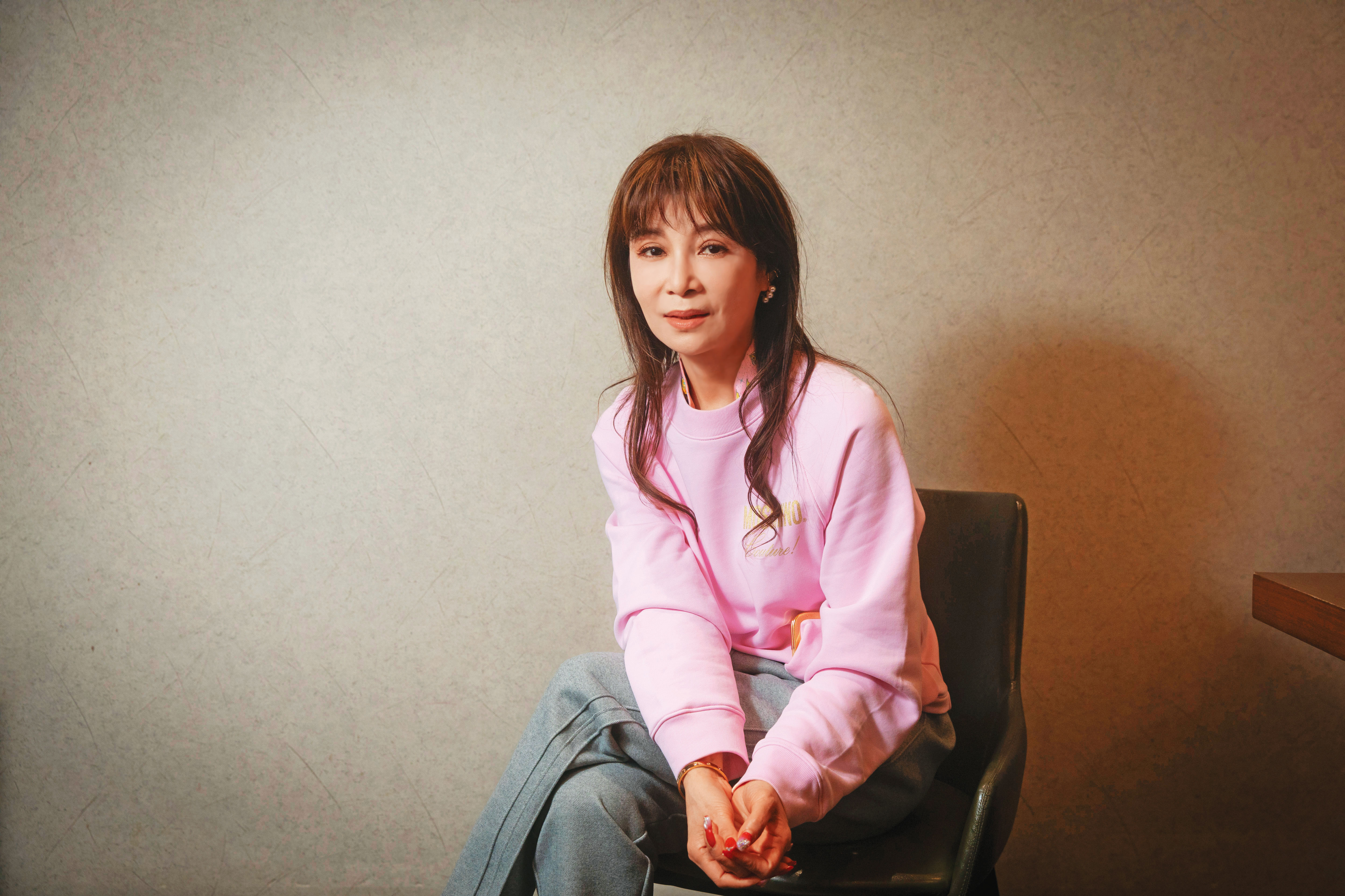 蔡秋鳳常開玩笑說自己嫁給蔡家，與父母、三姊妹感情緊密。