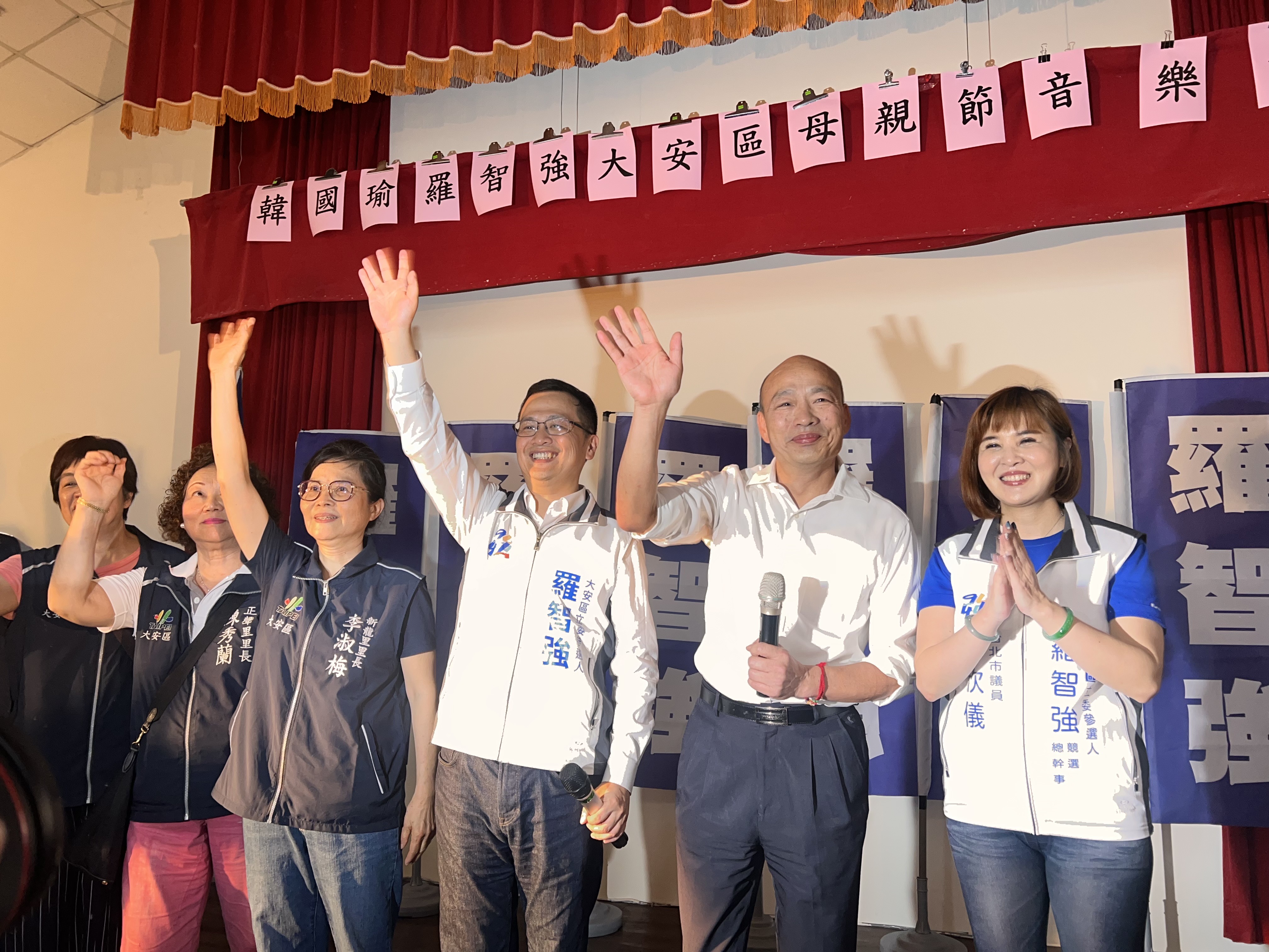 對於是否接受郭台銘道歉,韓國瑜(右2)現身回應了。