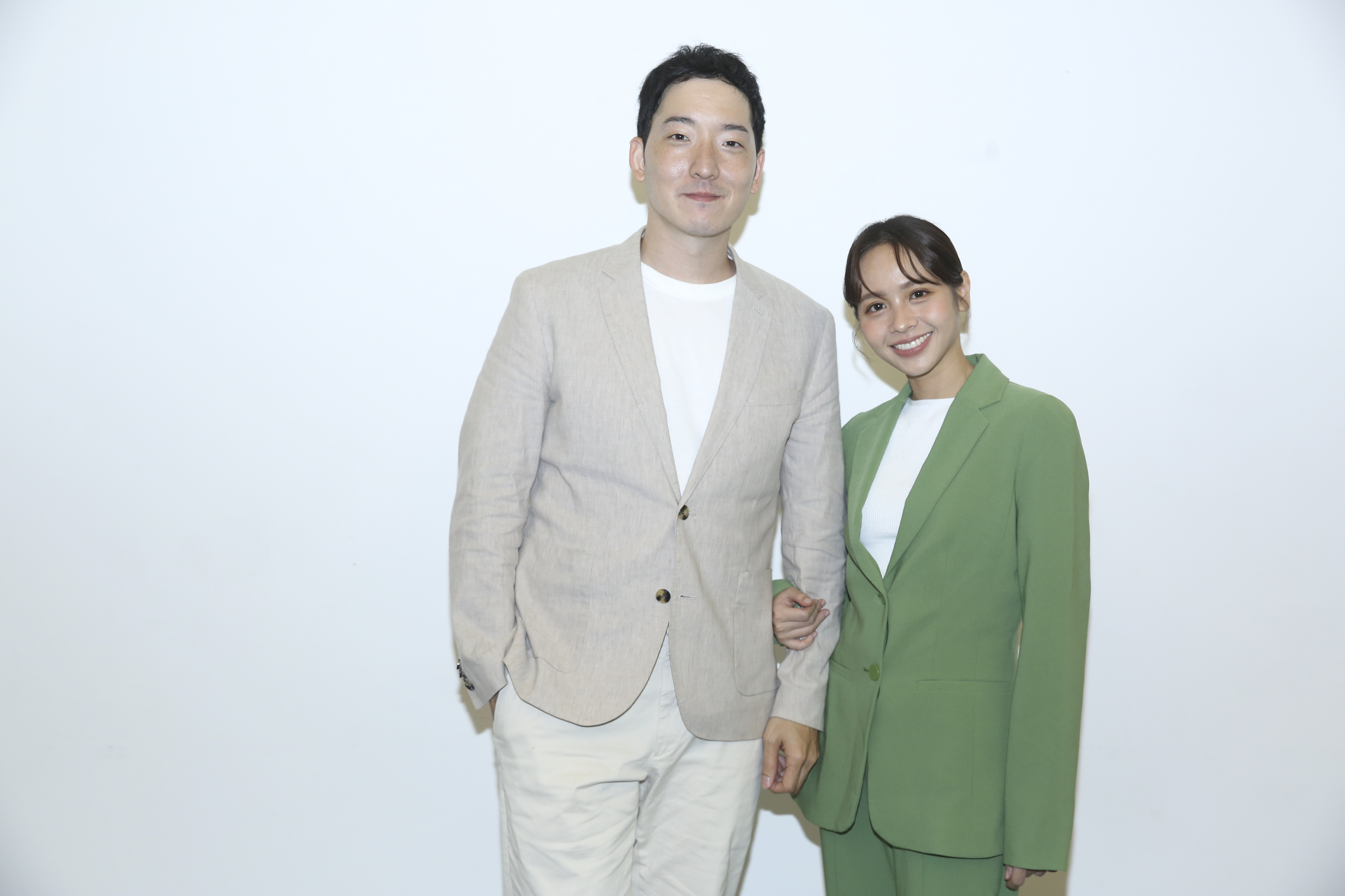 黃姵嘉與許時豪片中飾演夫妻，還有個小小孩，但小小孩的不受控令黃姵嘉哭笑不得。