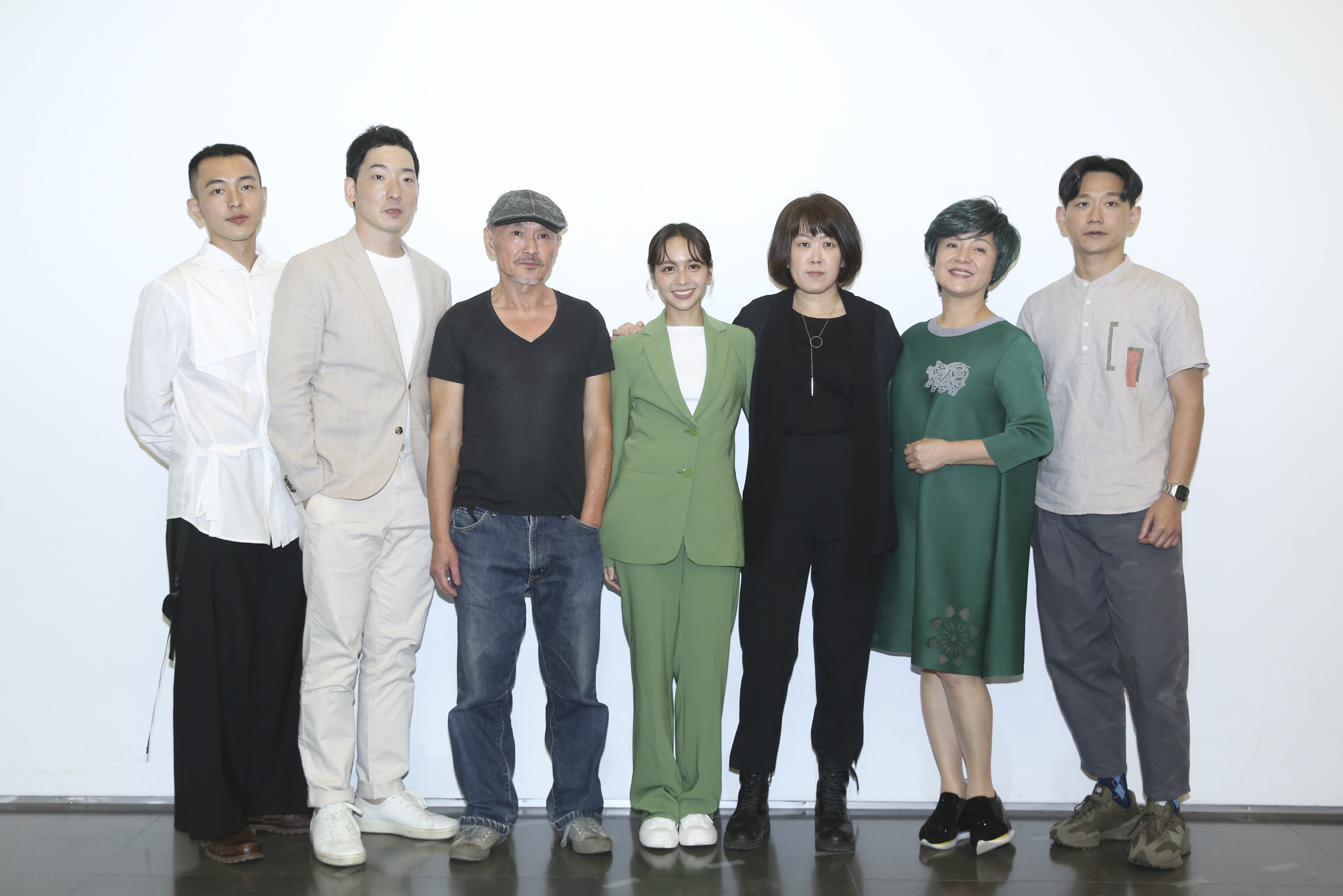 導演陳芯宜率演員群出席「無法離開的人」展覽開幕記者會。