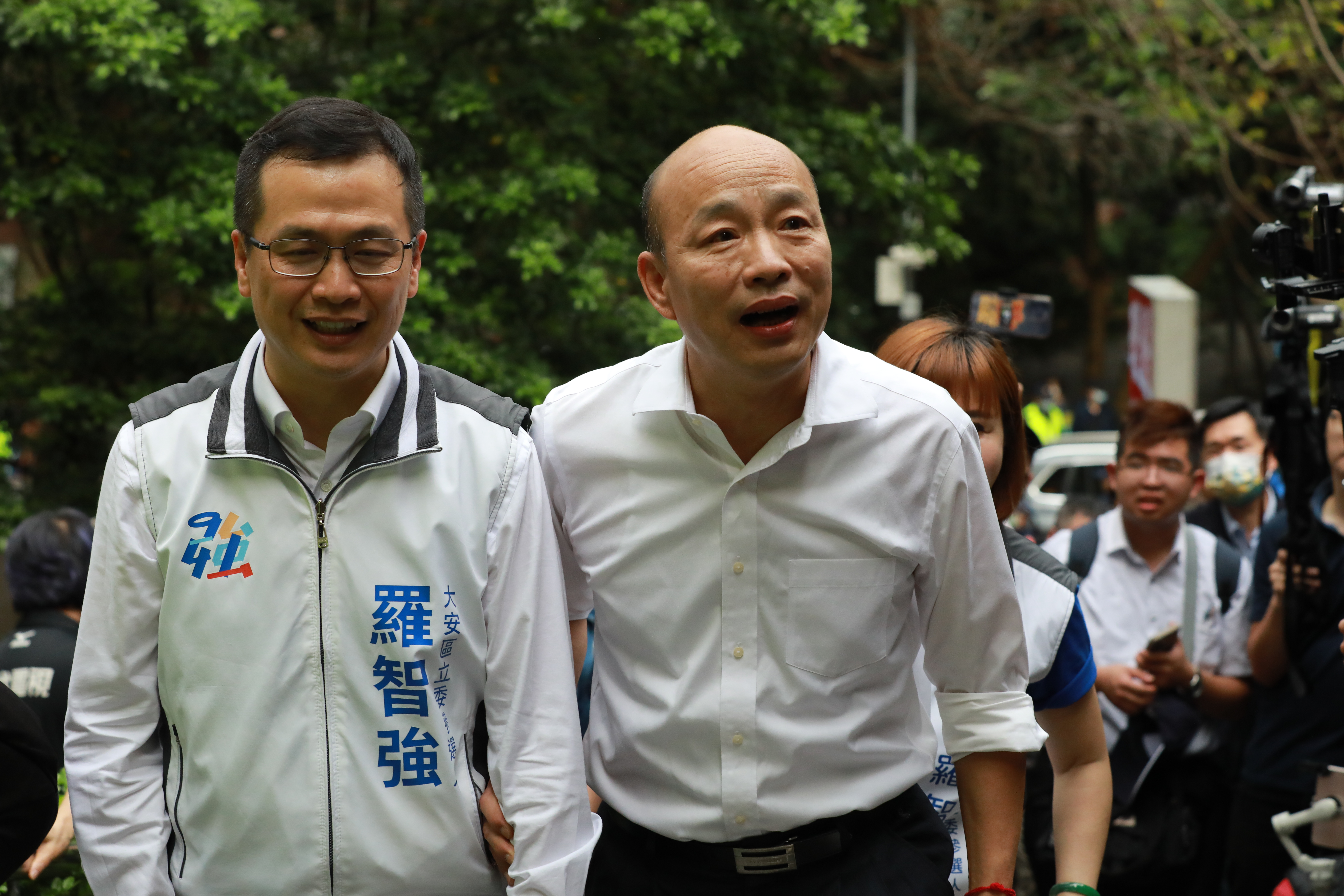 韓國瑜（右）今出席造勢活動，替羅智強（左）站台。