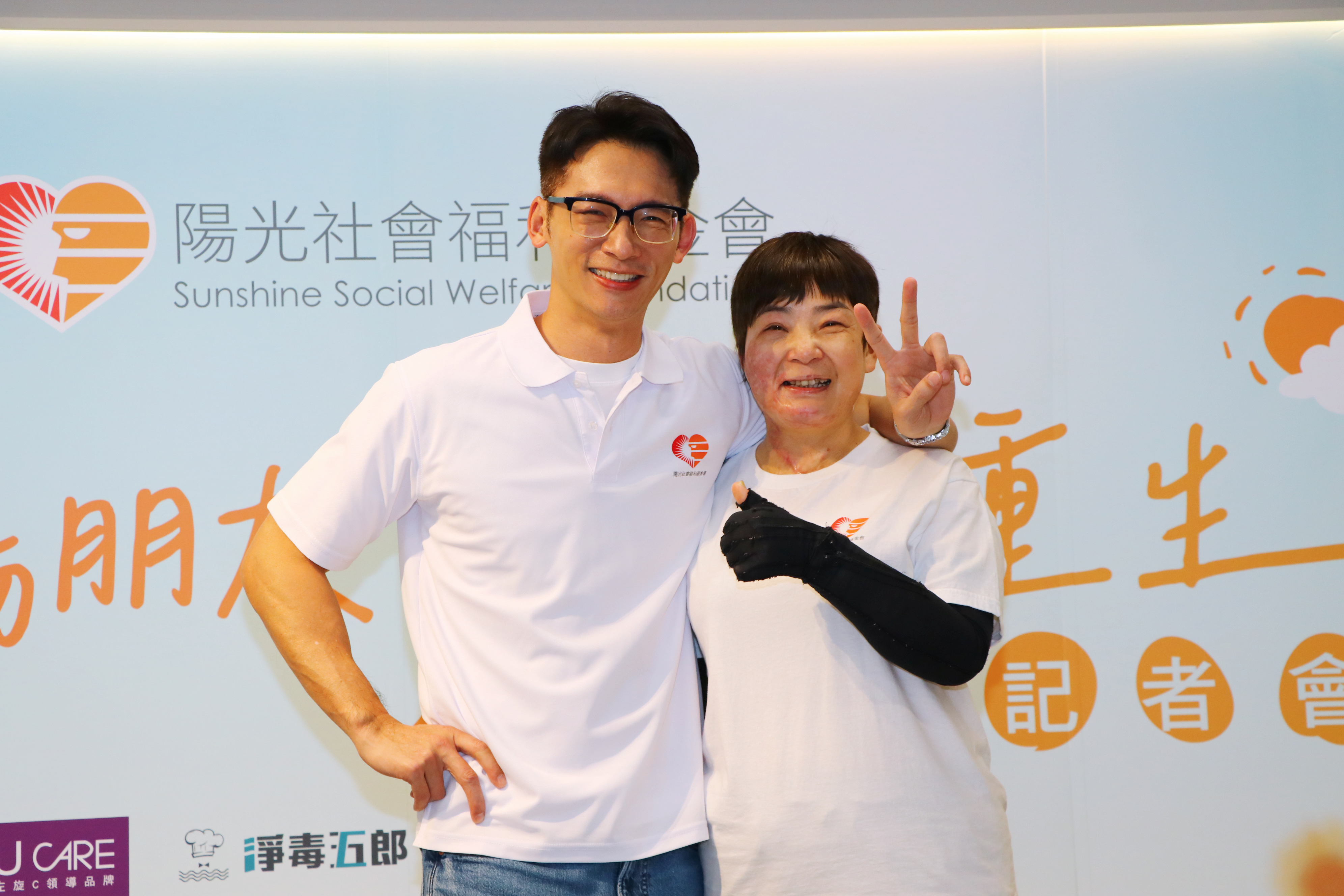 温昇豪鼓勵燒燙傷患者。（陽光基金會提供）