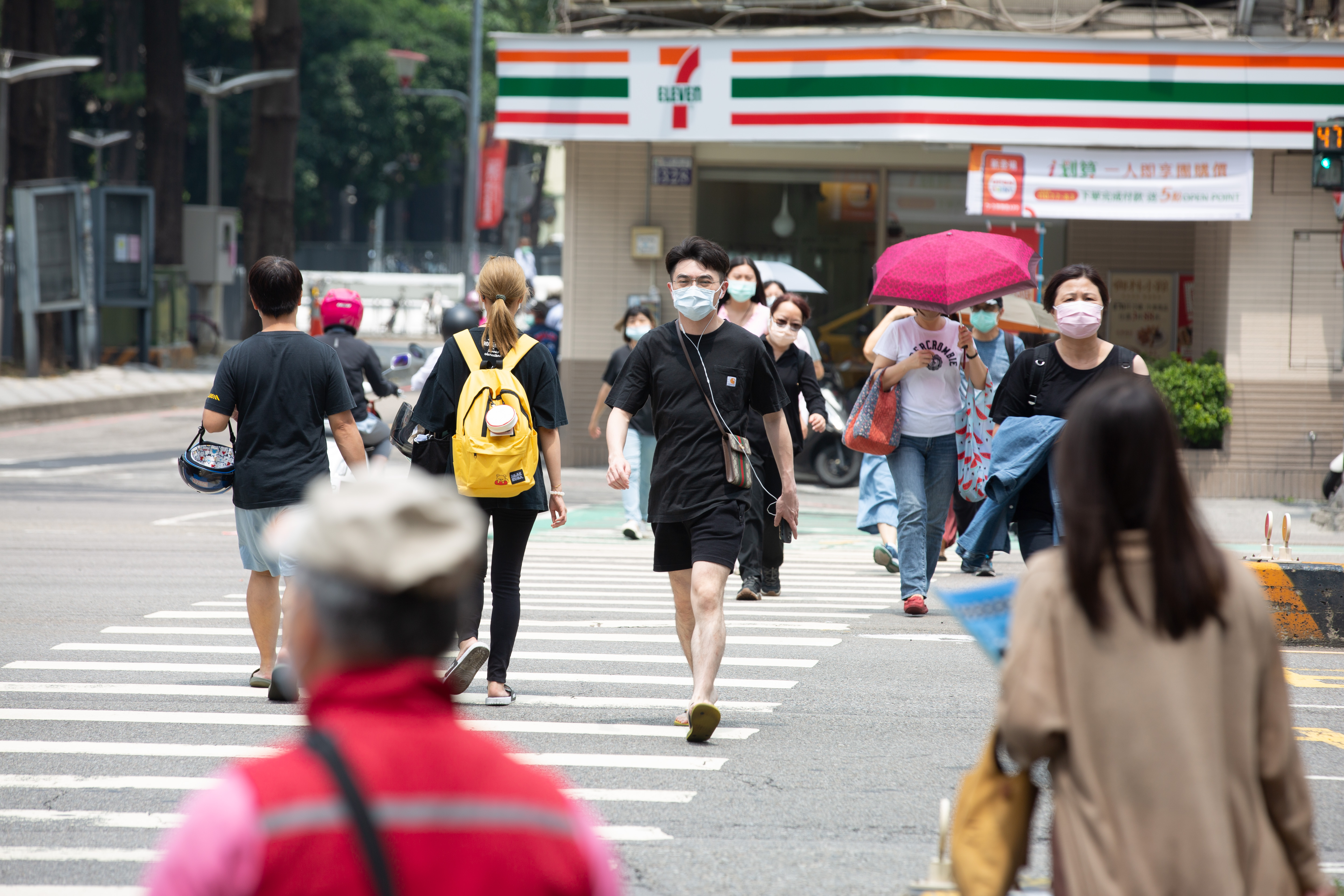 明（5日）天氣一樣炎熱，11縣市將出現36度以上高溫。（本刊資料照）