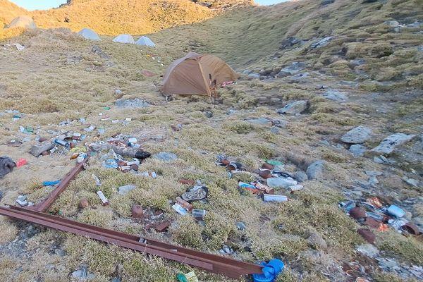 被封為此生必朝聖路線的「能高安東軍縱走」，隨著登山人數的增加，人為垃圾也跟著爆量。（翻攝自登山通報臉書）