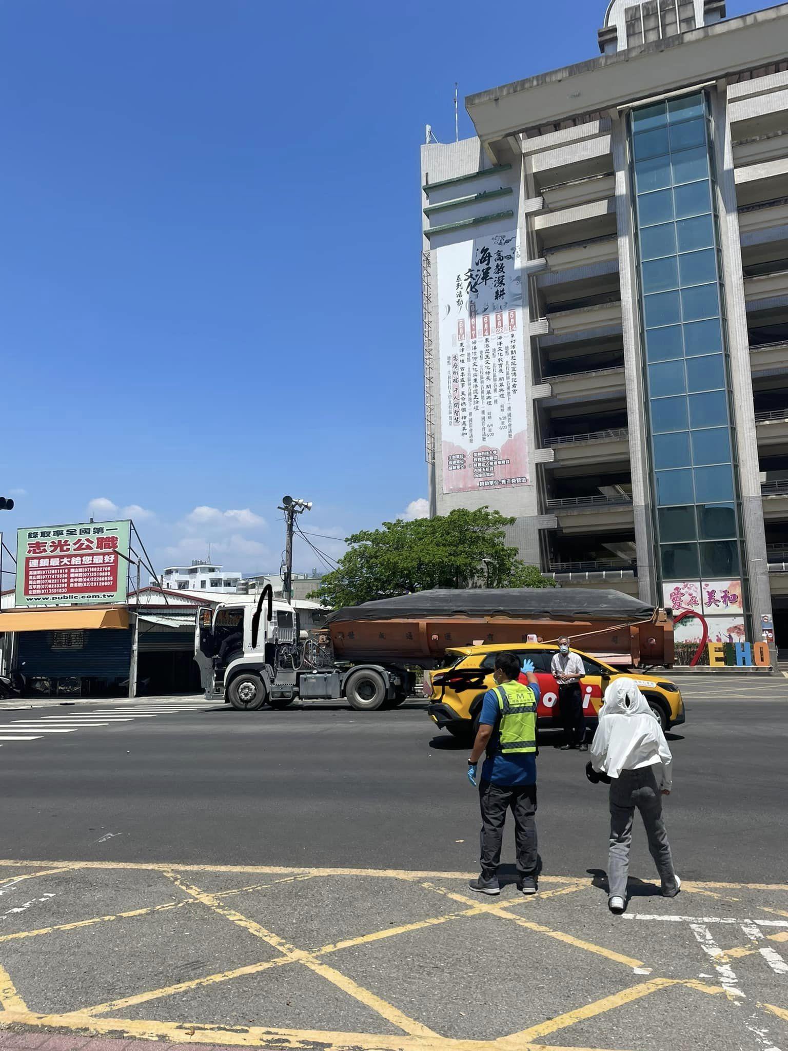 黃豪平和經紀人昨在屏東發生車禍,在計程車上遭砂石車撞飛。(翻攝自黃豪平臉書)
