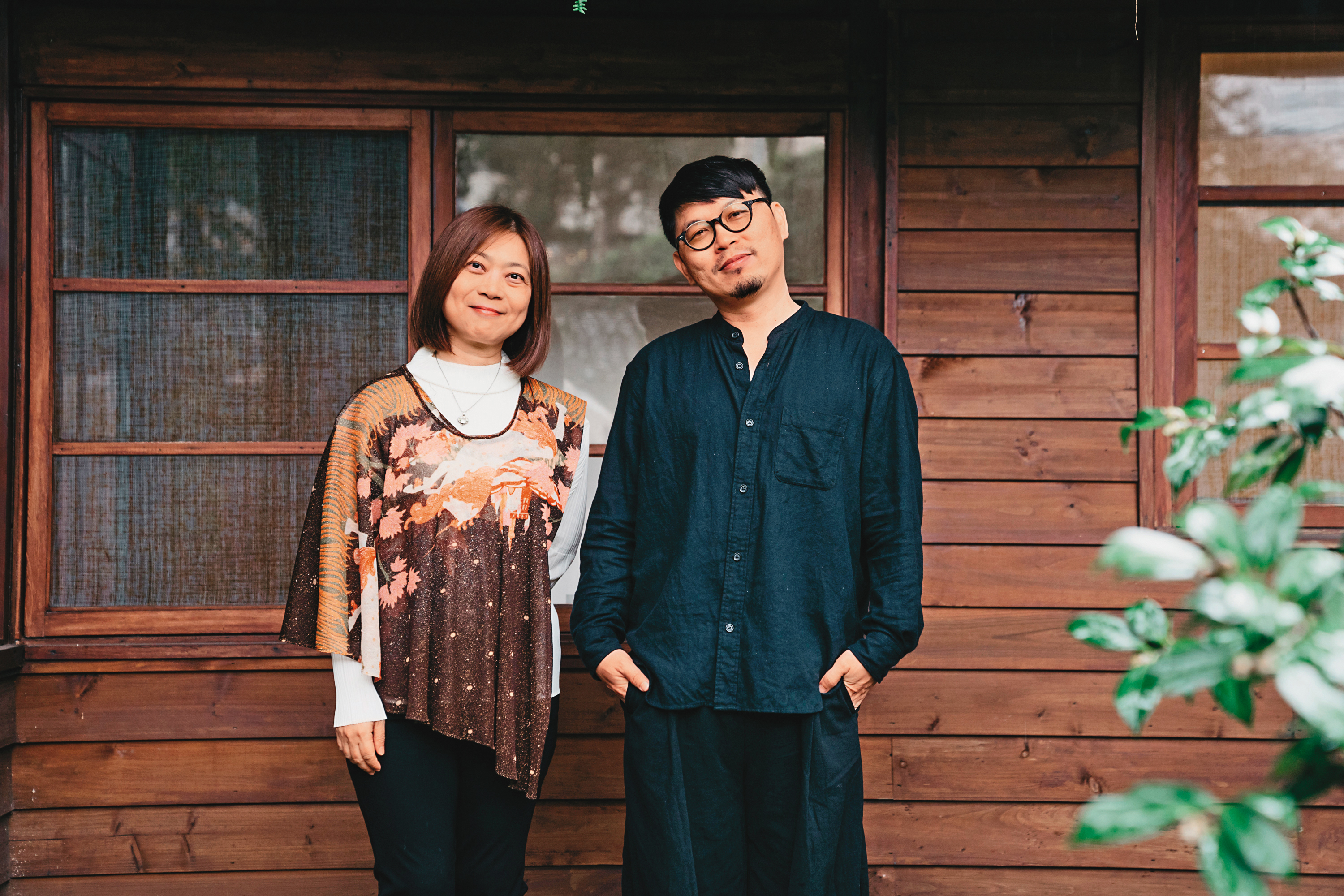游珮芸（左）與周見信（右）首度參與漫畫創作，就以《來自清水的孩子》奪下金漫獎漫畫新人獎。（慢工文化提供）