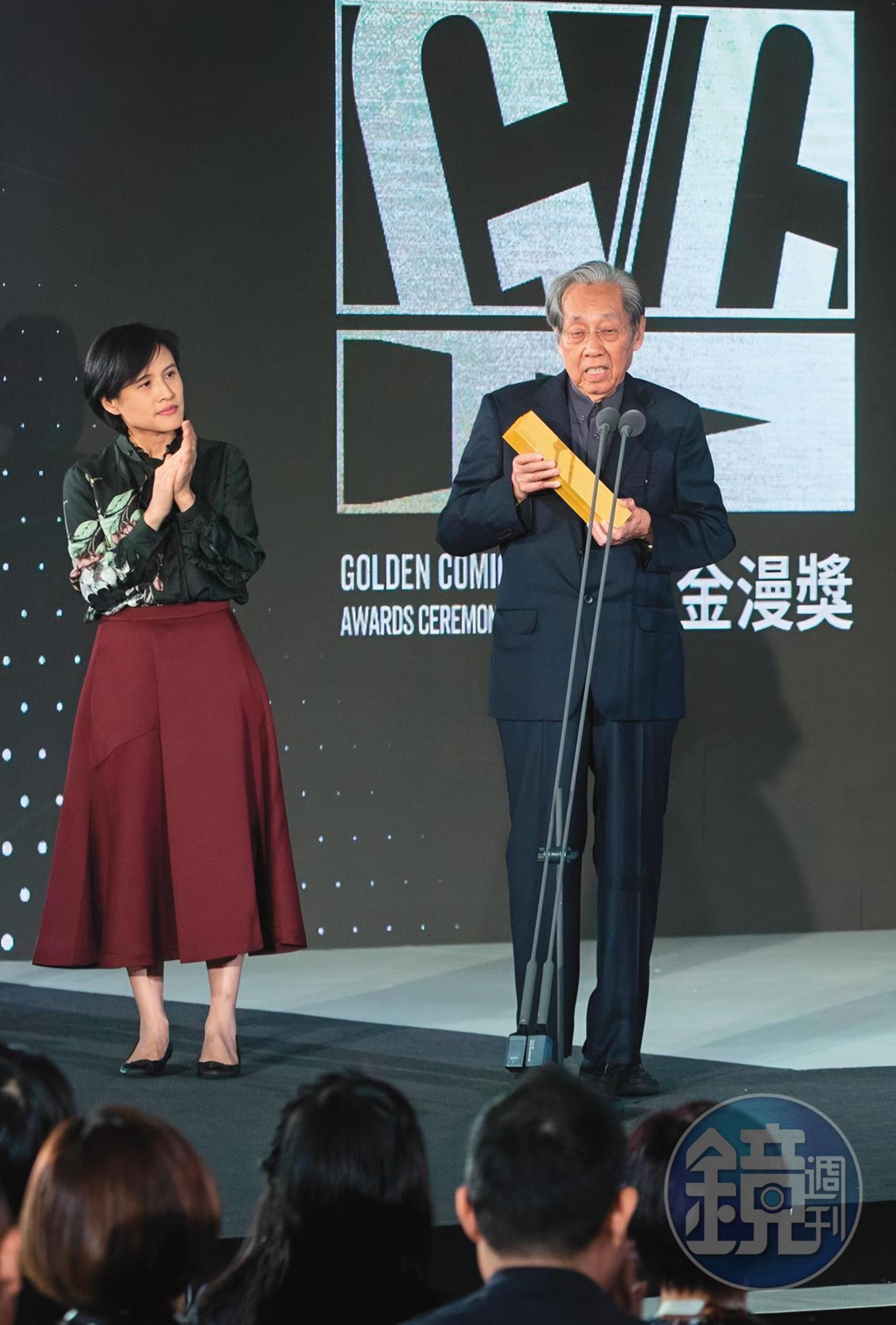 政府早期嚴厲管控漫畫,蔡焜霖(右)創辦《王子》雜誌,以「漫畫未超過出版品20%不用送審」規定讓本土漫畫得以刊出,讓他在2018年獲金漫獎特別貢獻獎。左為前文化部長鄭麗君。