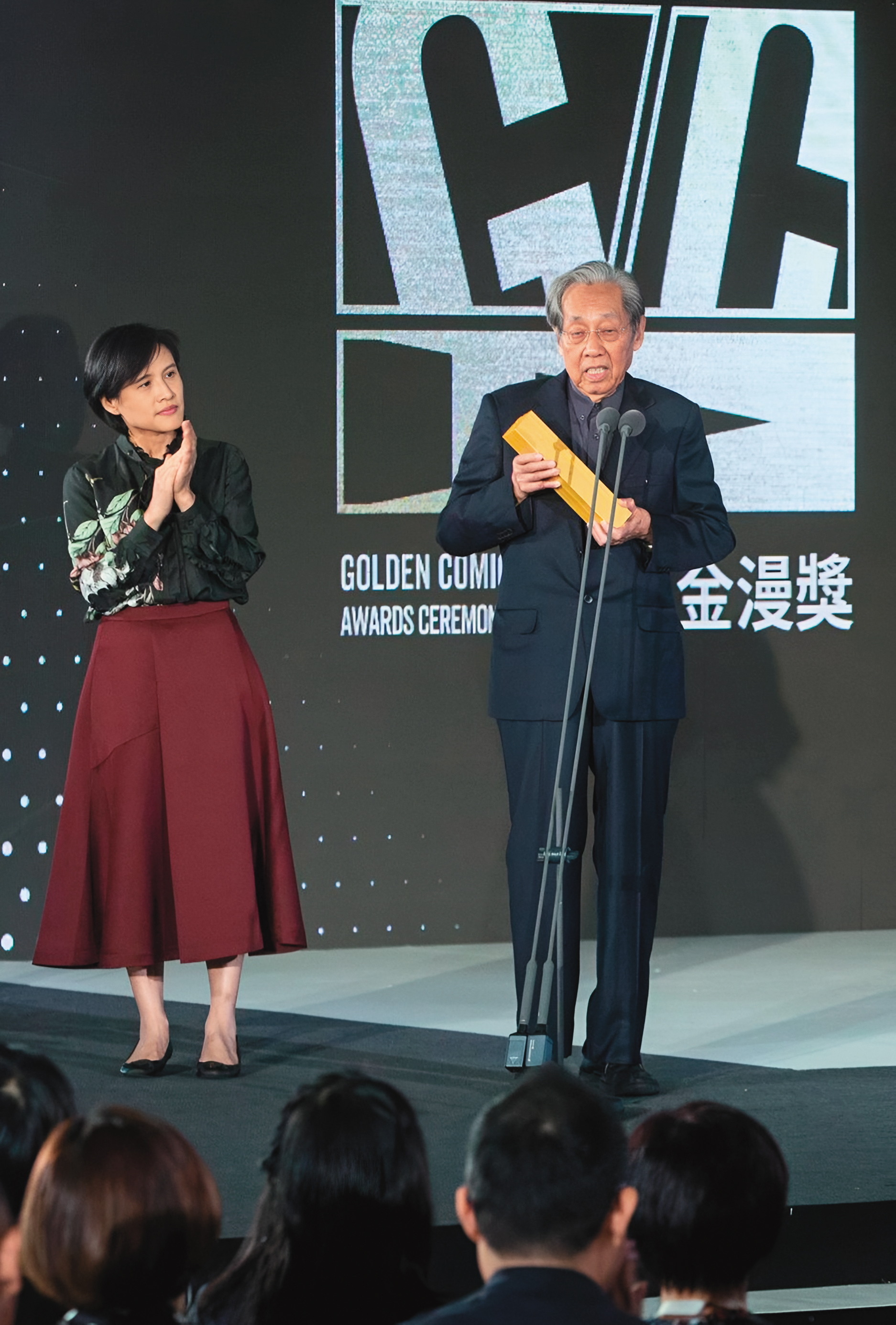 政府早期嚴厲管控漫畫，蔡焜霖（右）創辦《王子》雜誌，以「漫畫未超過出版品20%不用送審」規定讓本土漫畫得以刊出，讓他在2018年獲金漫獎特別貢獻獎。左為前文化部長鄭麗君。