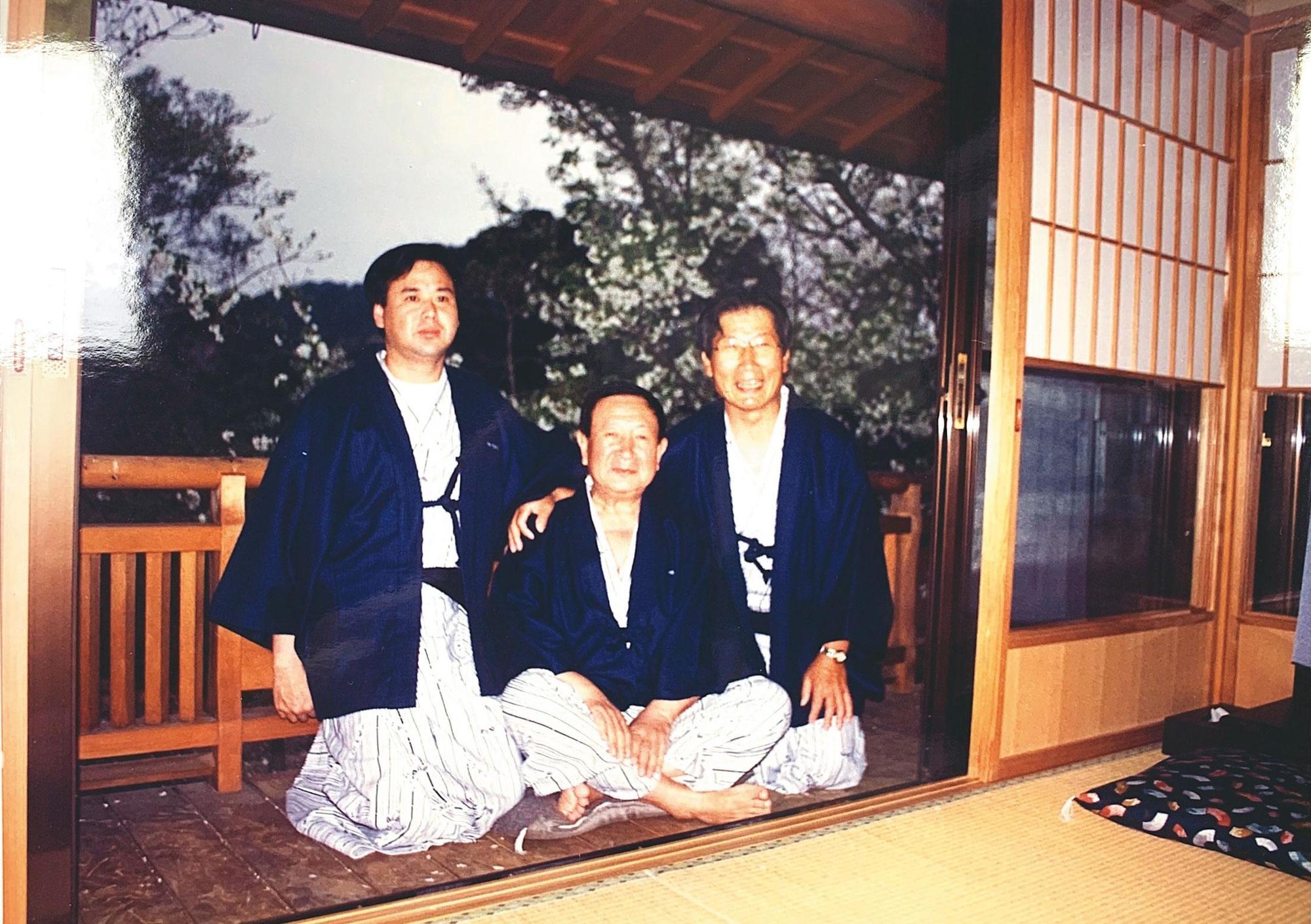 吳中和（左）隨義父（中）赴日超過40次，考察全日本最好的飯店，也成了他後來打造北投溫泉酒店的養分。（吳中和提供）