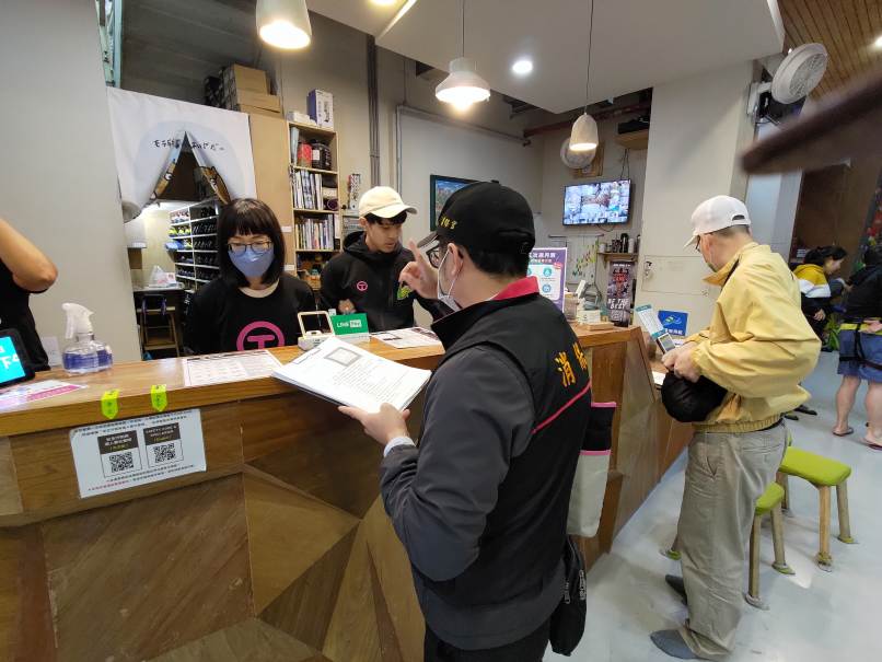 消保官會同體育處、工務局及消防局於新北市轄內室內攀岩場稽查。(新北市政府法制局提供)