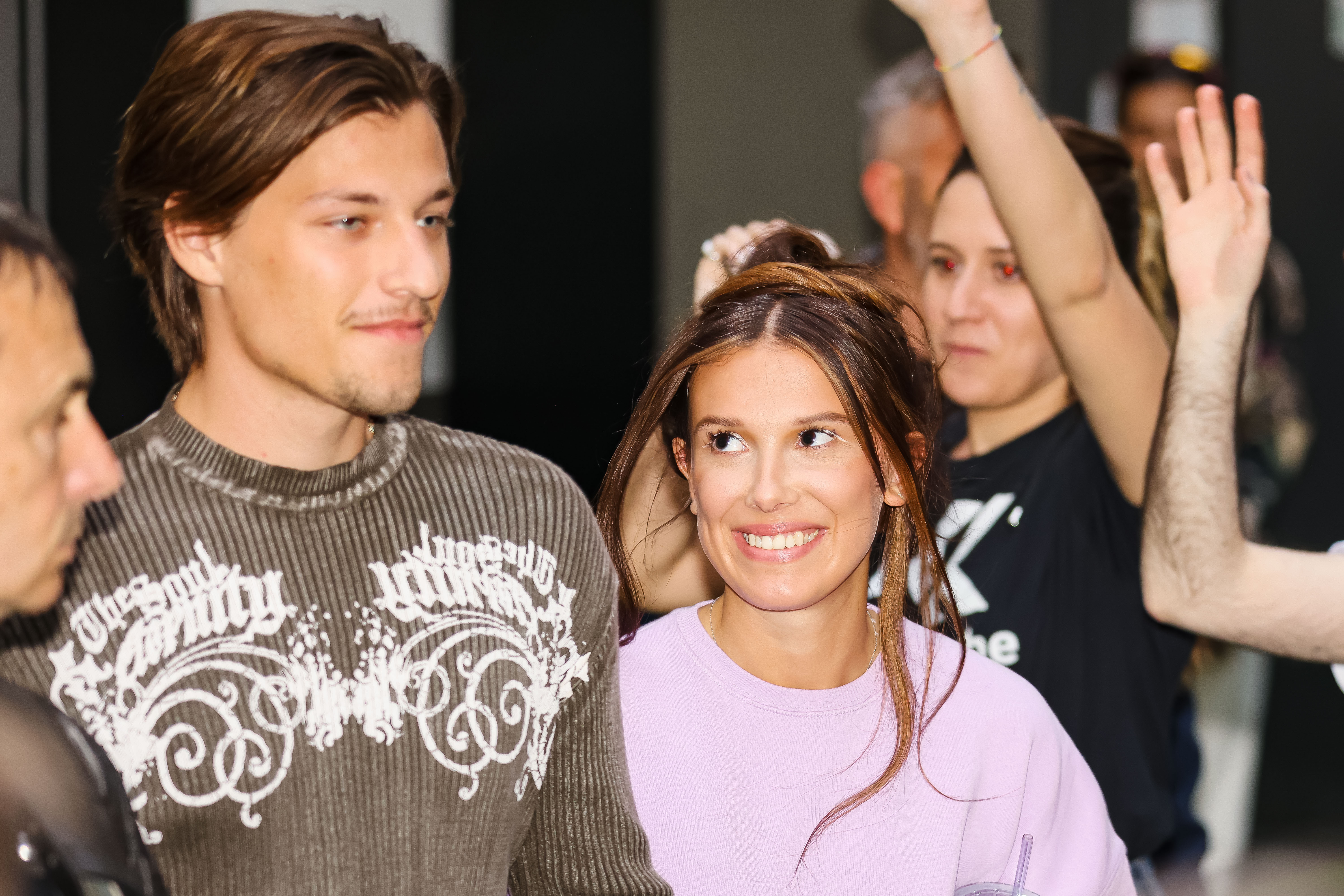 在傳出訂婚消息後,傑克邦吉歐飛(左)與米莉芭比布朗(右)一起走在米蘭街頭,只見她眼中都是滿滿的愛意。(東方IC)