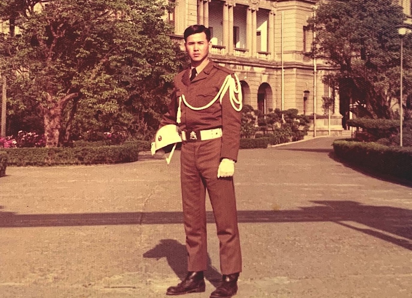 春秋國際飯店營運董事長吳中和，年輕時帥氣挺拔，當憲兵時鍛鍊出嚴格自我要求，退伍後以初中學歷進震旦行當業務員。