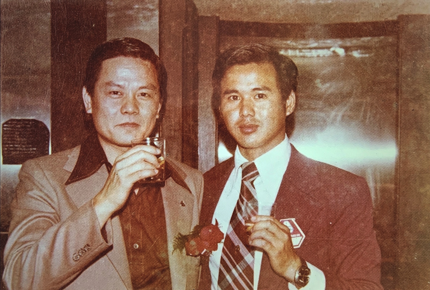 吳中和(右)在震旦行時是業績第一名的超級業務員,與震旦行創辦人陳永泰(左)合影。(春秋國際提供)
