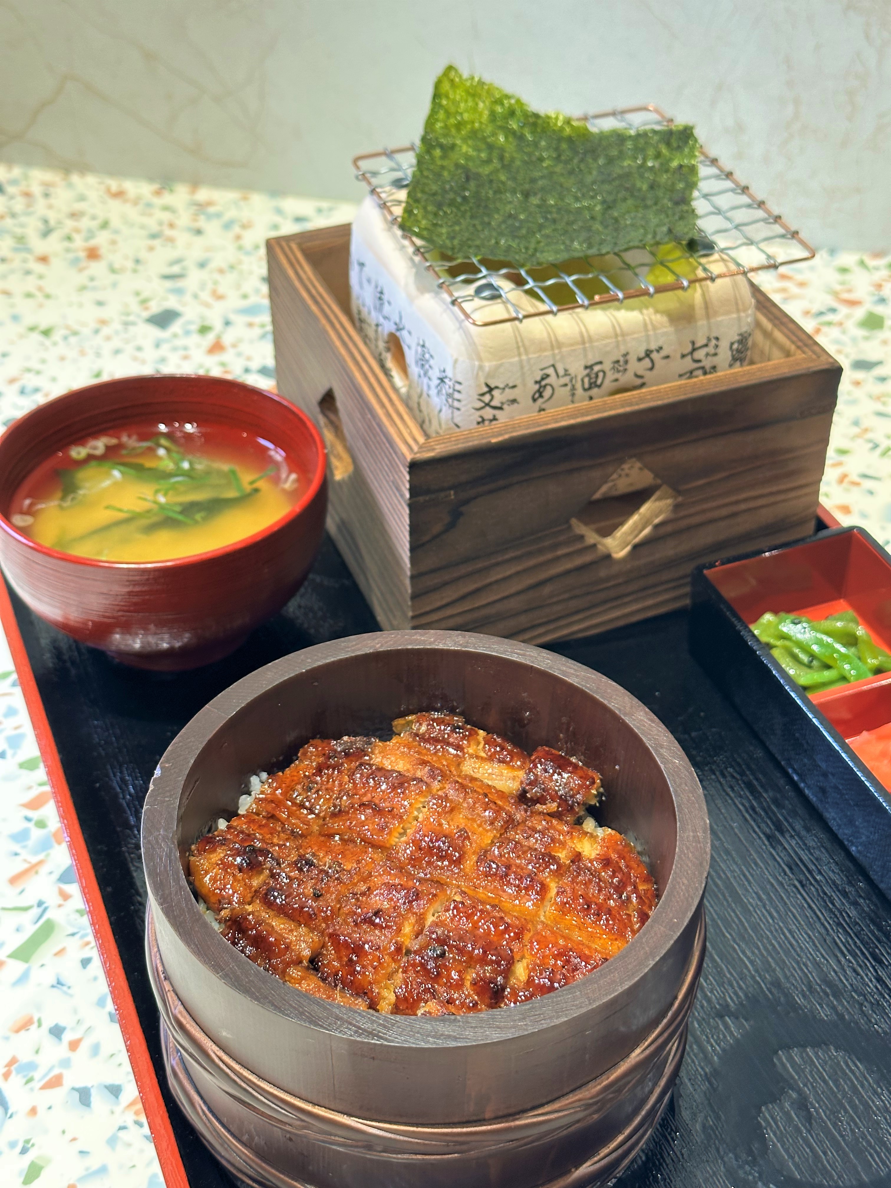 「夢幻鰻魚磯邊燒雙吃」可將海苔放上烤爐烤脆，再包著鰻魚飯吃。（428元／份）