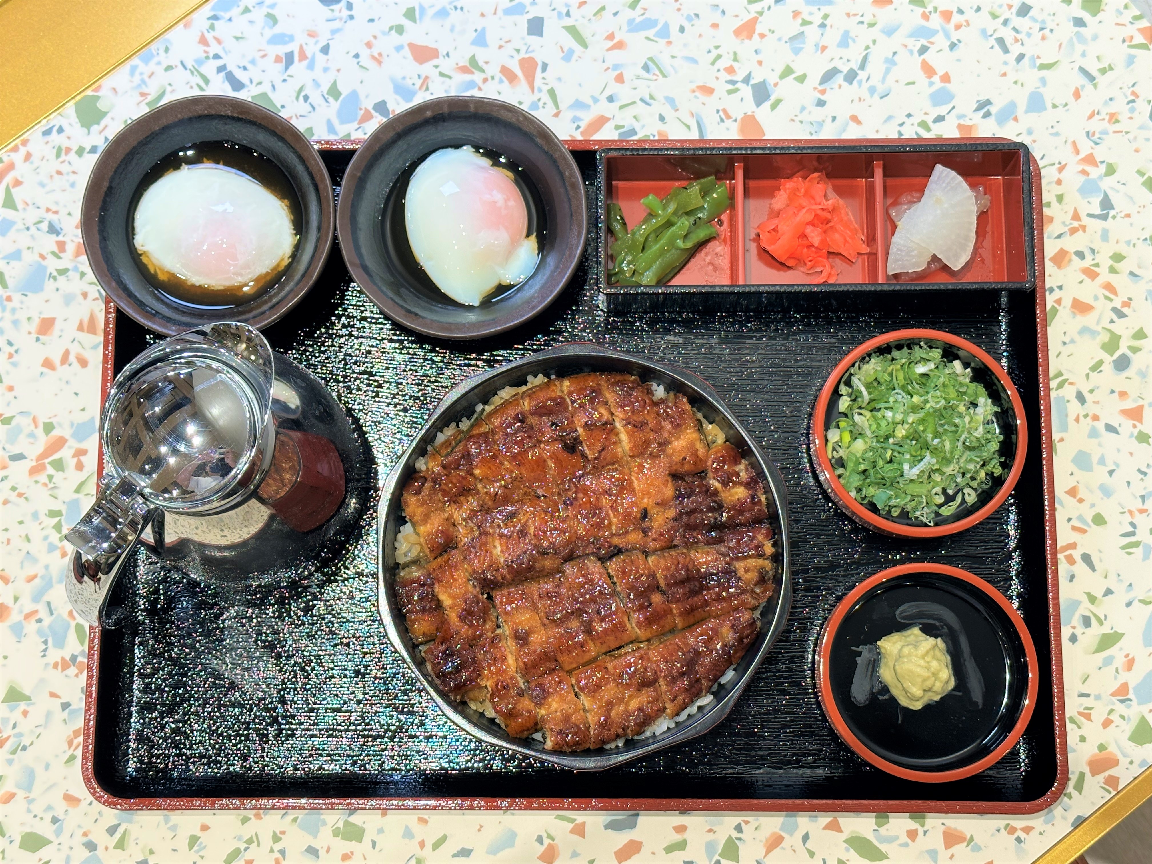「夢幻鰻魚桶飯3+1吃」可吃原味，沾溫泉蛋，配蔥花跟芥末，或是沖入柴魚高湯，變化4種吃法。（788元／雙人份）