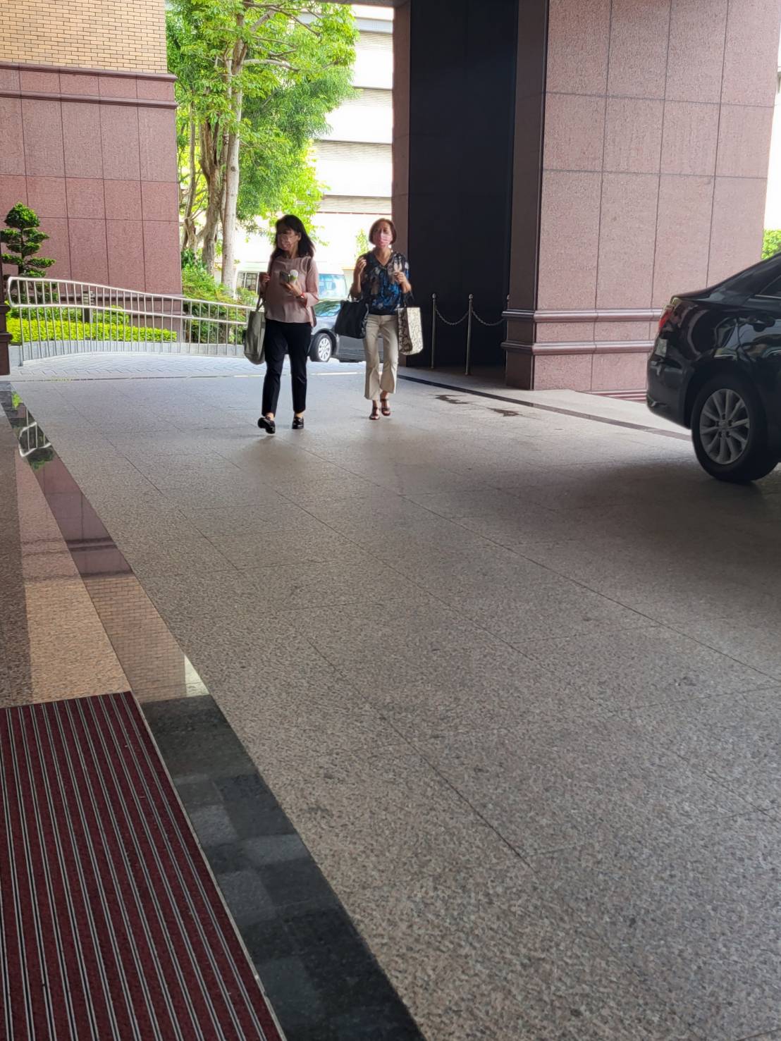 高檢署檢察官黃錦秋（著粉紅上衣）在律師姊姊陪同下，向檢評會說明。