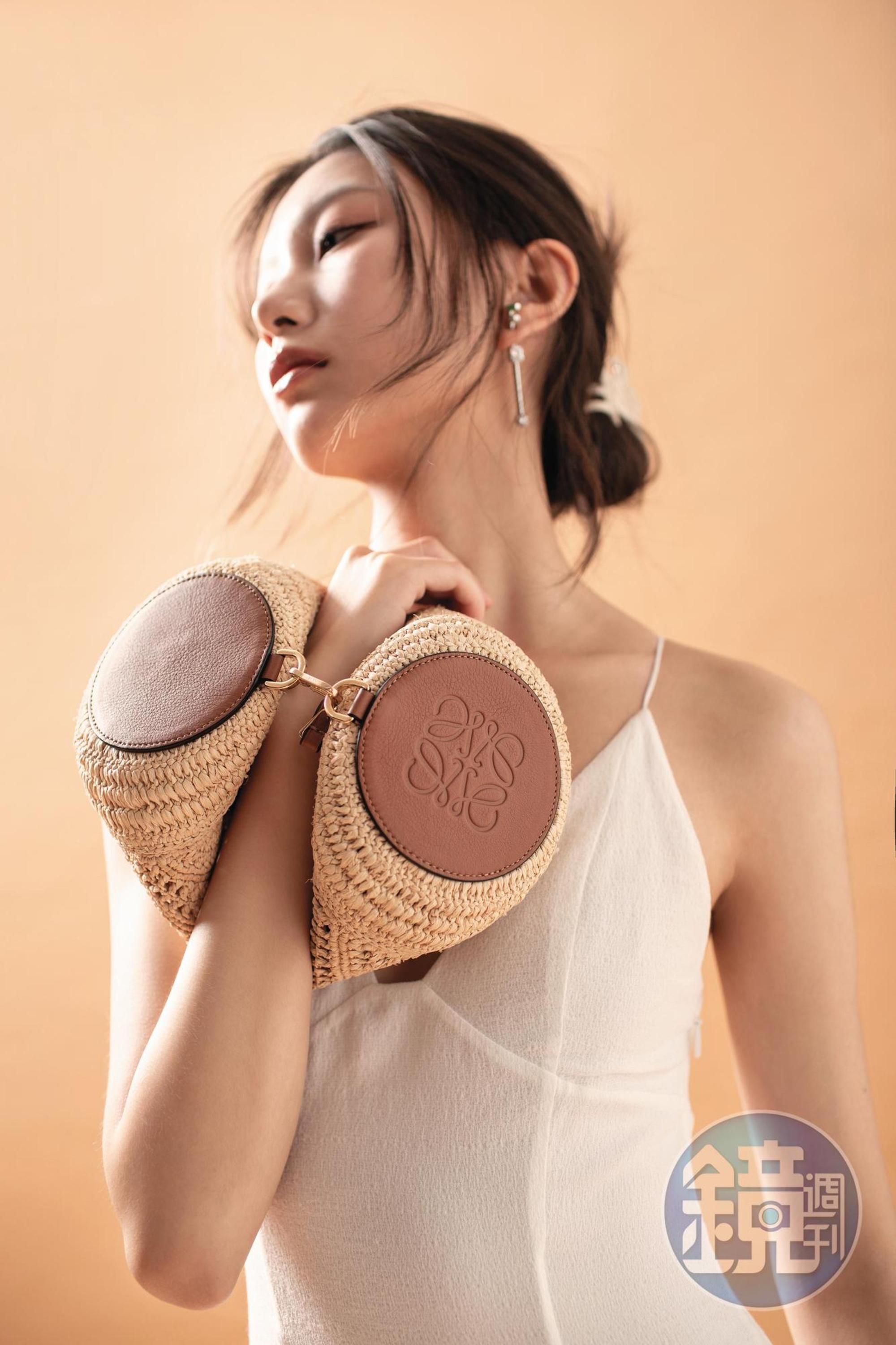 Bracelet手環肩背包 NT$38,000 by LOEWE/白色流蘇裝飾洋裝 NT$79,000 by LOEWE/象牙白TRIOMPHE大型髮夾 NT$15,500 by CELINE/FENDI First水晶造型耳環 NT$10,200 by FENDI