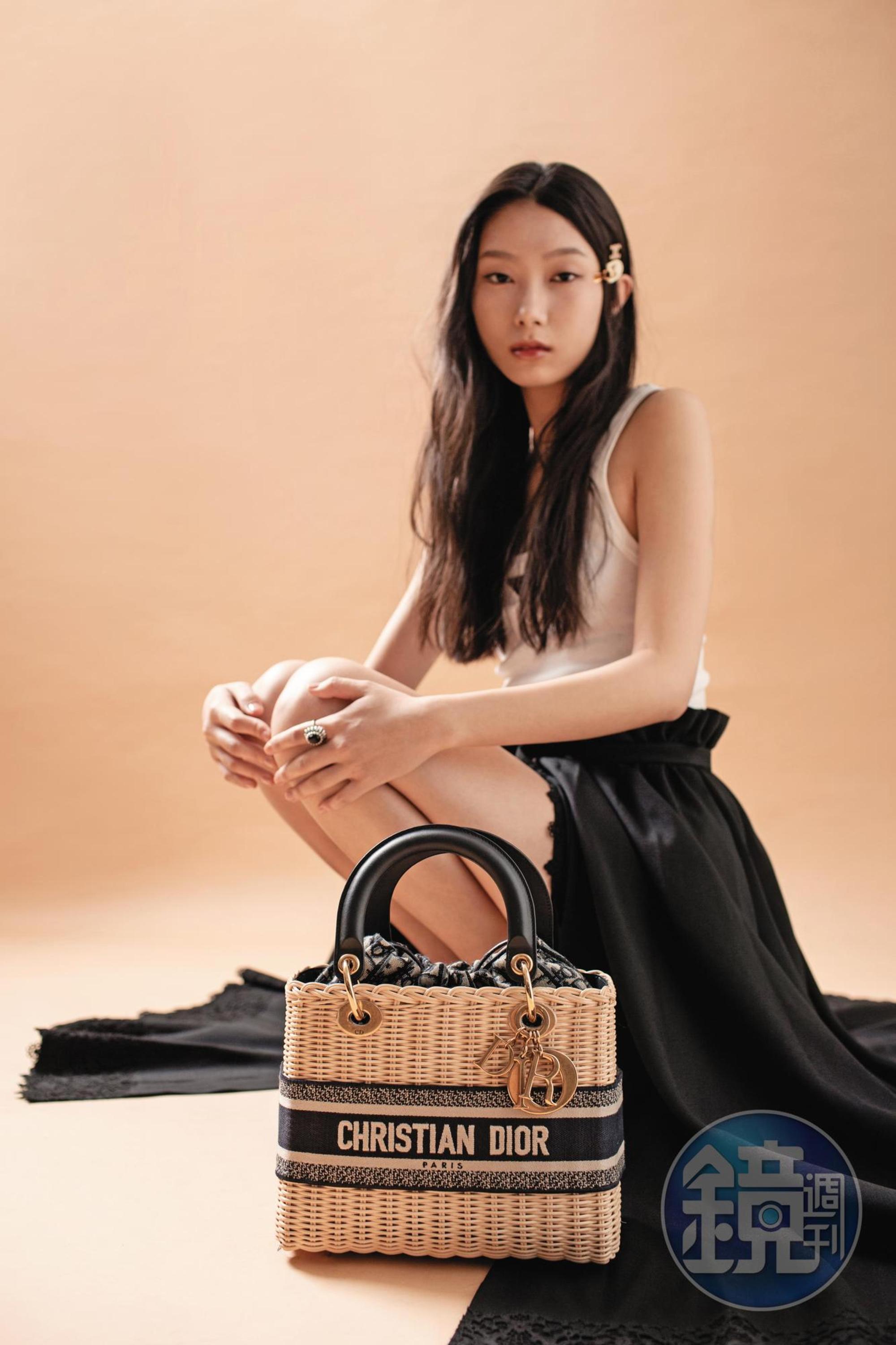 Lady Dior藤編與藍色Oblique緹花內裡中型提包 NT$175,000 by DIOR/羅紋針織平織布背心 NT$33,000 by PRADA/黑色中長正面開口半身裙 NT$195,000 by DIOR/黑色短褲 NT$51,000 by DIOR/(上)TRIOMPHE珠寶髮飾 NT$21,500 by CELINE/(下)TRIOMPHE乳白色髮夾 價格店洽 by CELINE/縞瑪瑙戒指NT$21,500 by CELINE