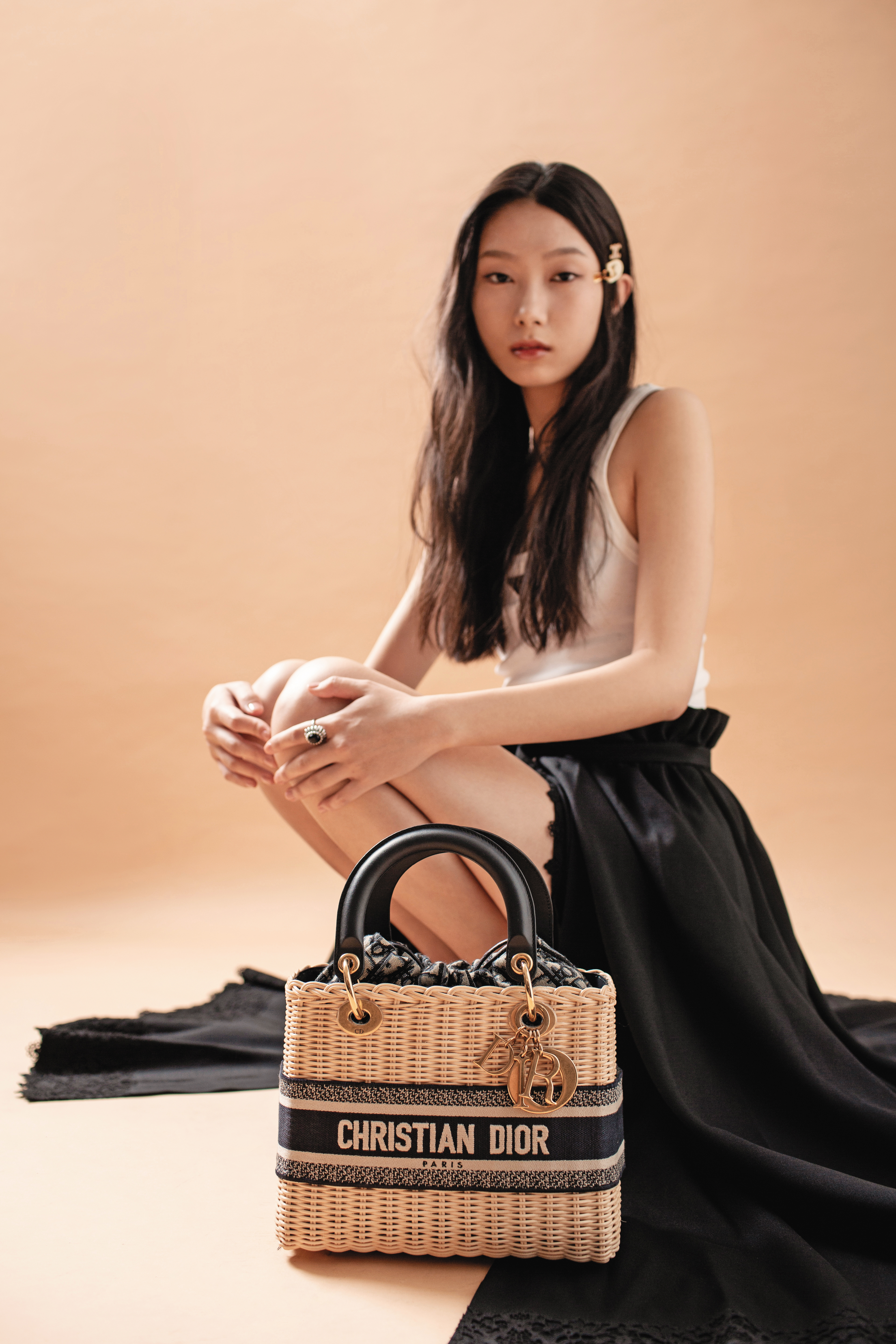 Lady Dior藤編與藍色Oblique緹花內裡中型提包 NT$175,000 by DIOR/羅紋針織平織布背心 NT$33,000 by PRADA/黑色中長正面開口半身裙 NT$195,000 by DIOR/黑色短褲 NT$51,000 by DIOR/(上)TRIOMPHE珠寶髮飾 NT$21,500 by CELINE/(下)TRIOMPHE乳白色髮夾 價格店洽 by CELINE/縞瑪瑙戒指NT$21,500 by CELINE