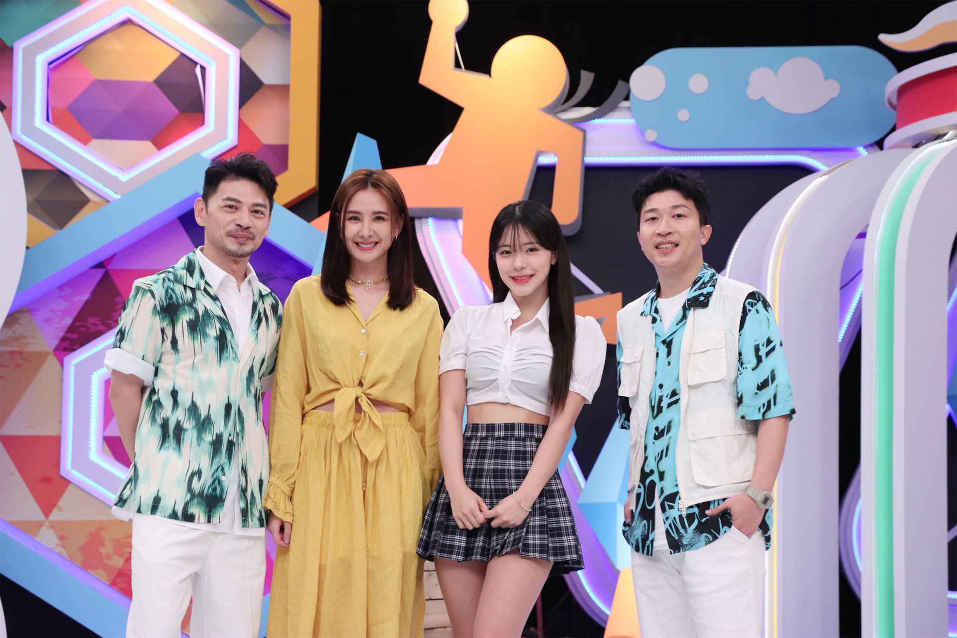 阿Ken（左起）、安心亞、李多慧、張立東同框合影。（中天提供）