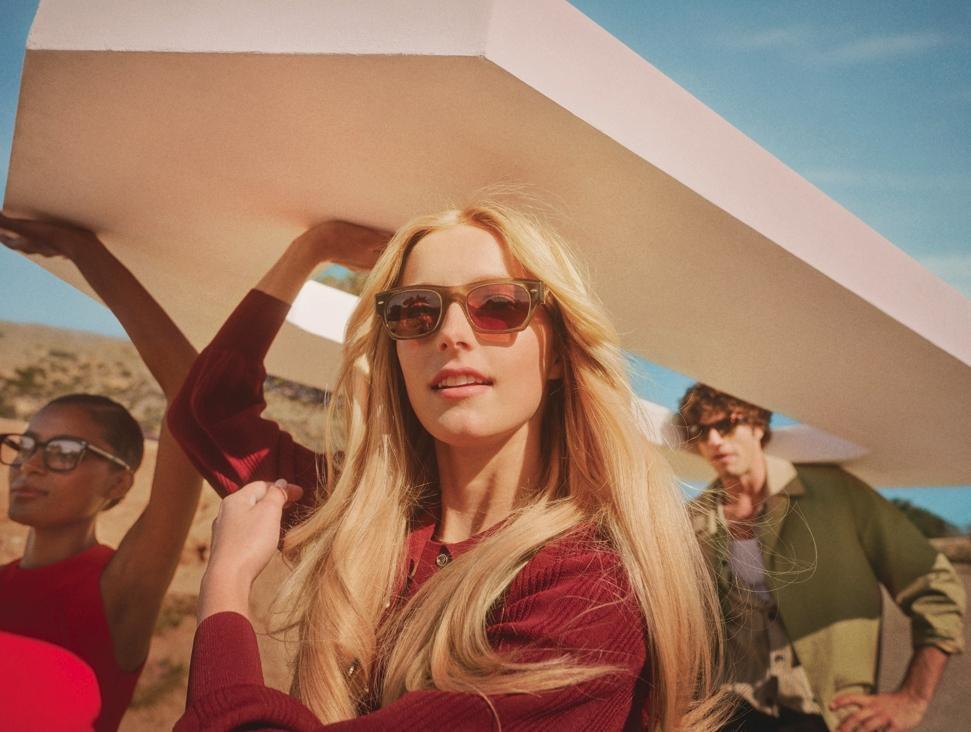 OLIVER PEOPLES 2023春夏形象廣告由英文字母「O」貫穿整個故事。(Luxottica提供)