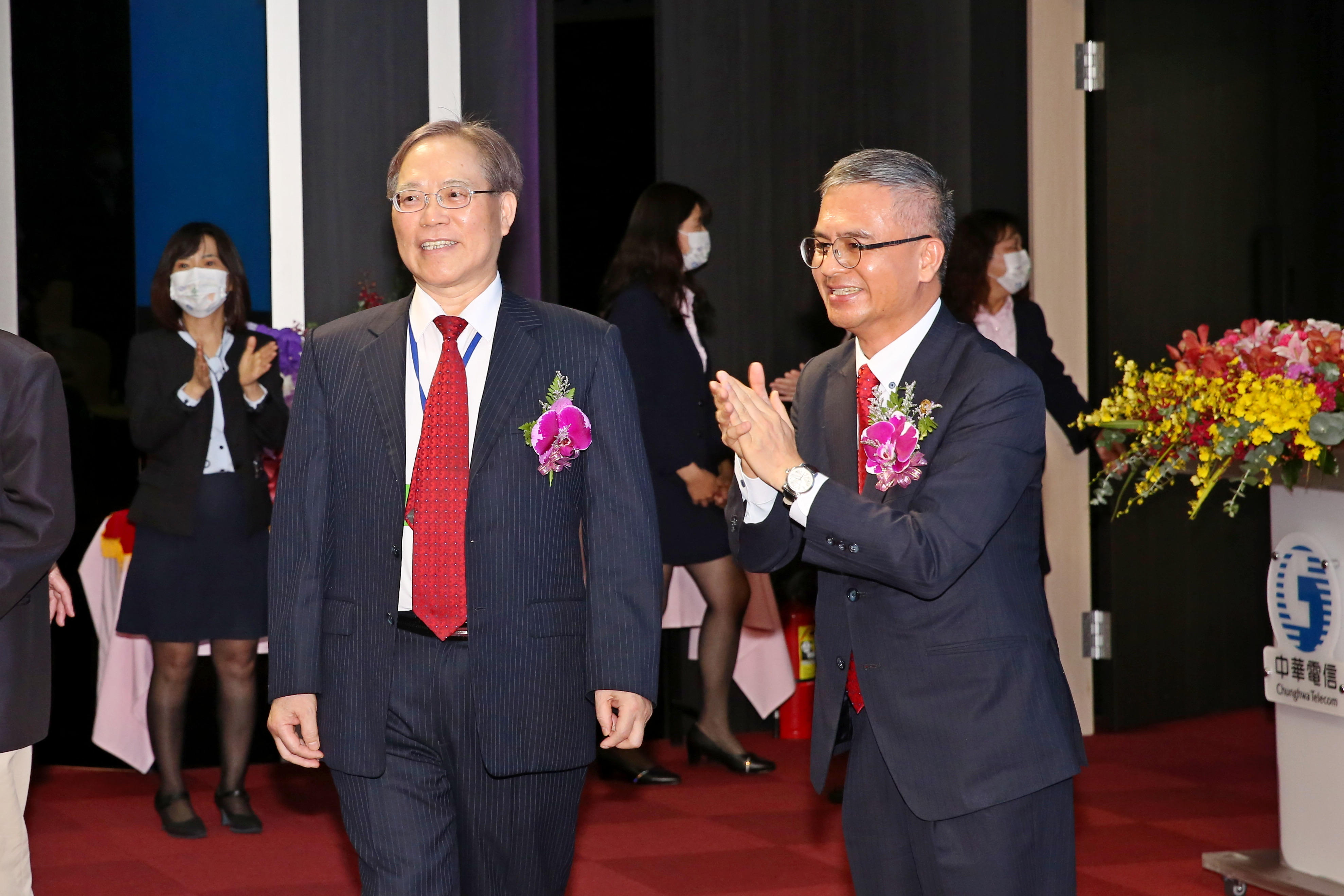 謝繼茂（左）強調一棒接一棒，郭水義（右）會是強棒。