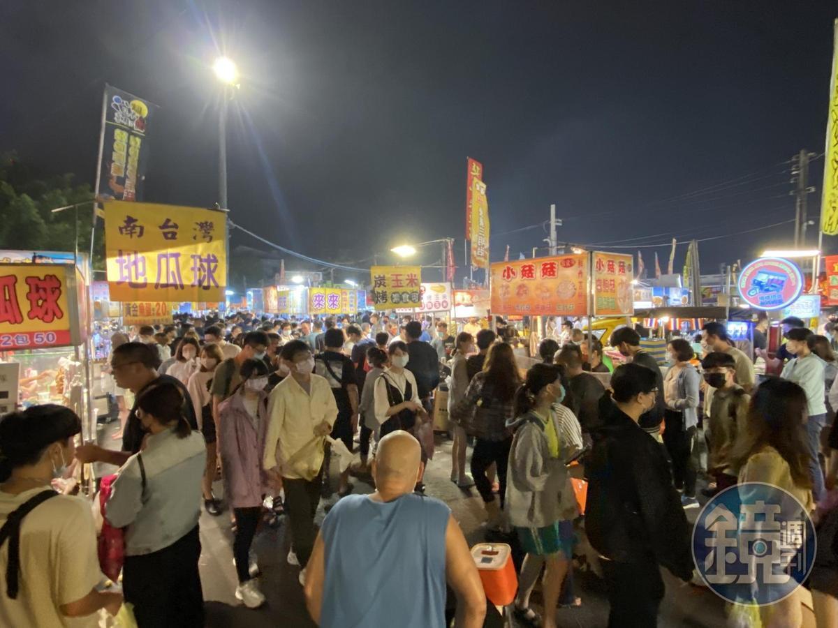 網友好奇台灣夜市牛排是否真的受外國人喜愛,引起網路兩派爭論。(本刊資料照)