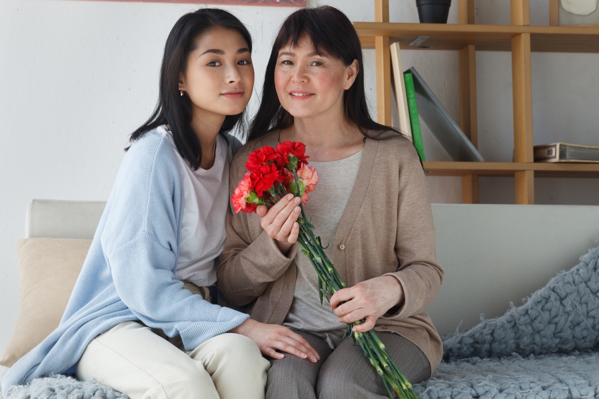 許多上班族認為自己無法兼顧工作與照顧母親，對自己為人子女的表現不滿意。（示意圖，photoAC）