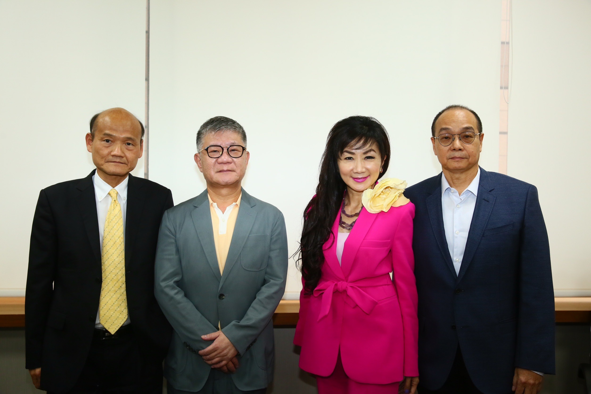 陳敏薰與龍邦陣營代表劉偉龍、韓泰生等人，一同召開記者會。