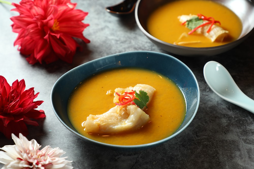 酸汁花膠上桌，以紅辣椒絲和香菜裝飾，酸汁濃郁，花膠軟嫩中帶點Q彈。