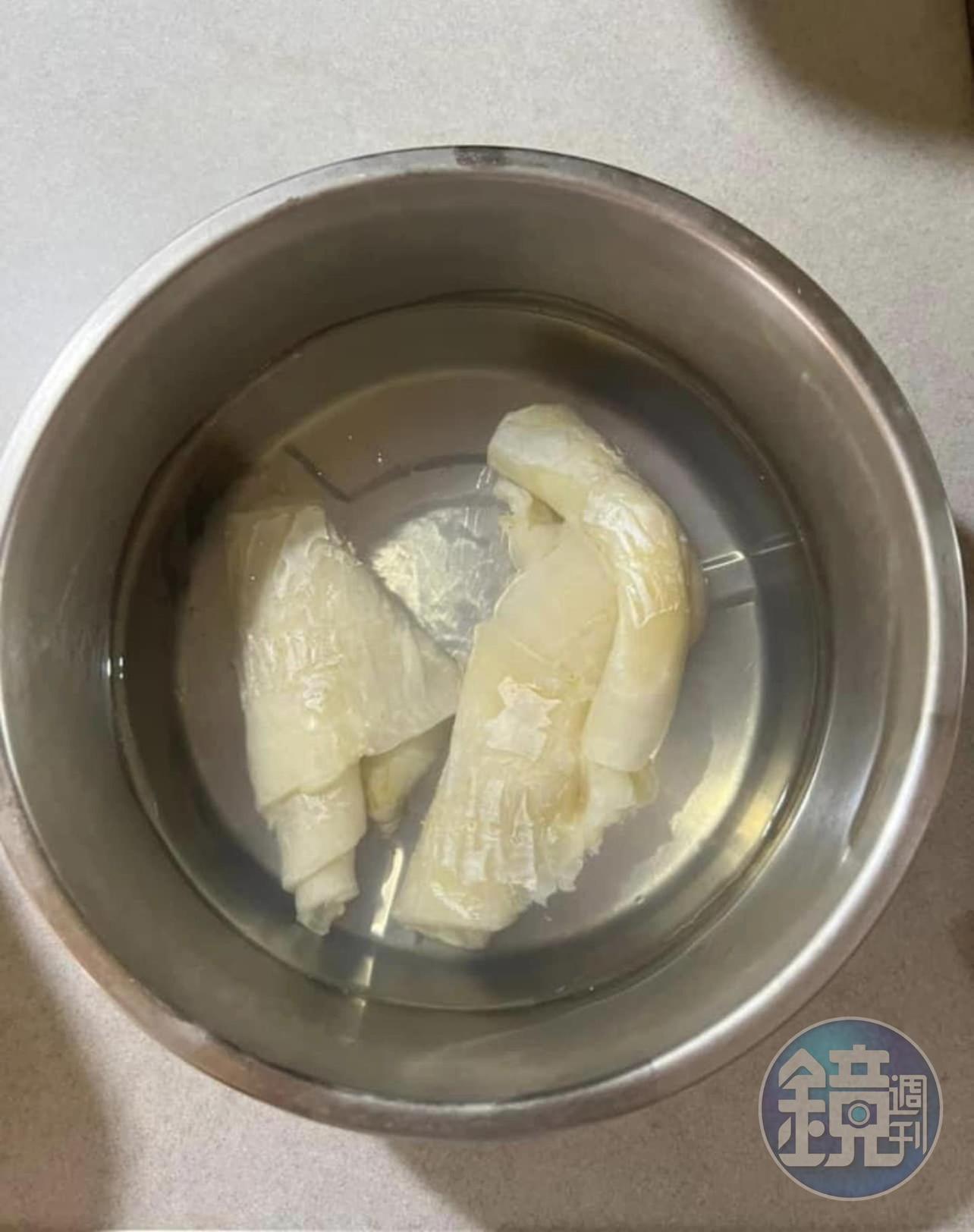 依發花膠步驟至第四天，從冰箱取出，清水全是膠質像果凍。