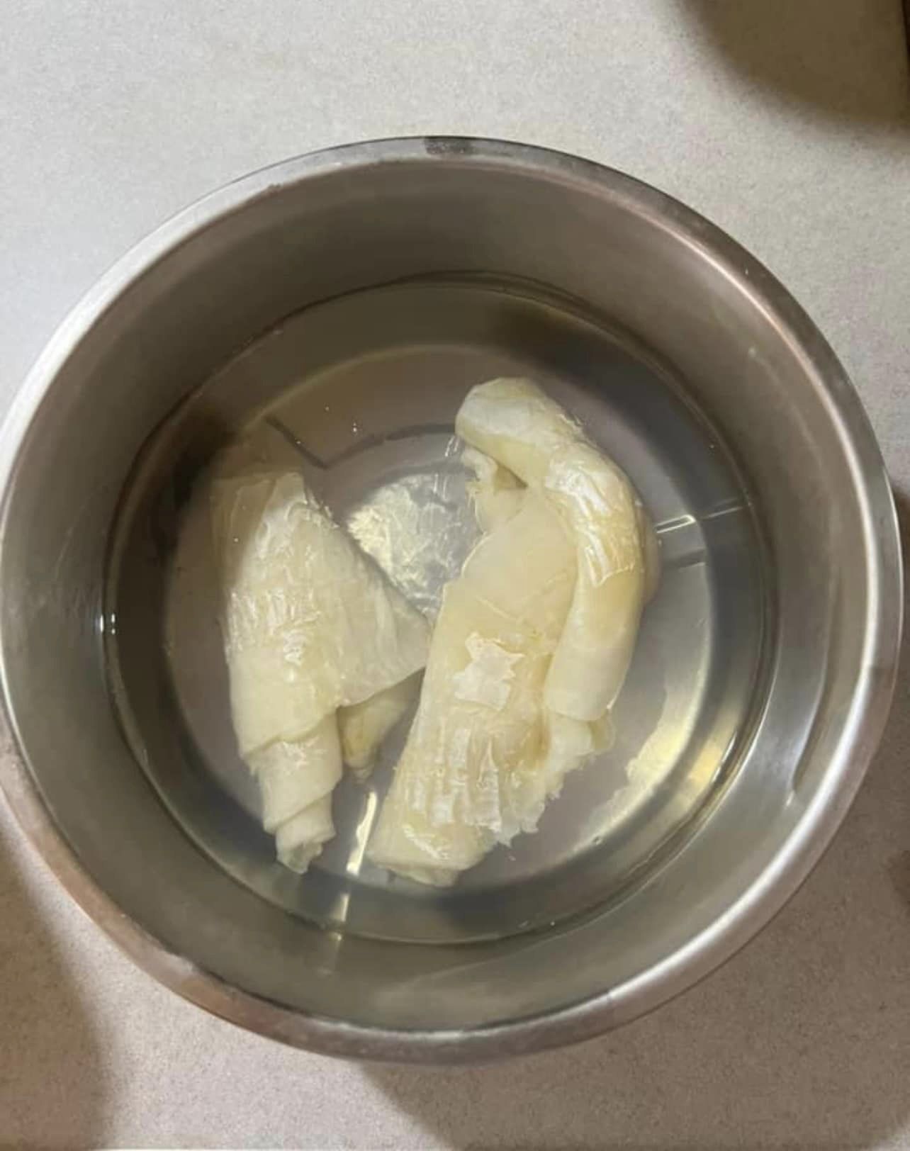 依發花膠步驟至第四天，從冰箱取出，清水全是膠質像果凍。