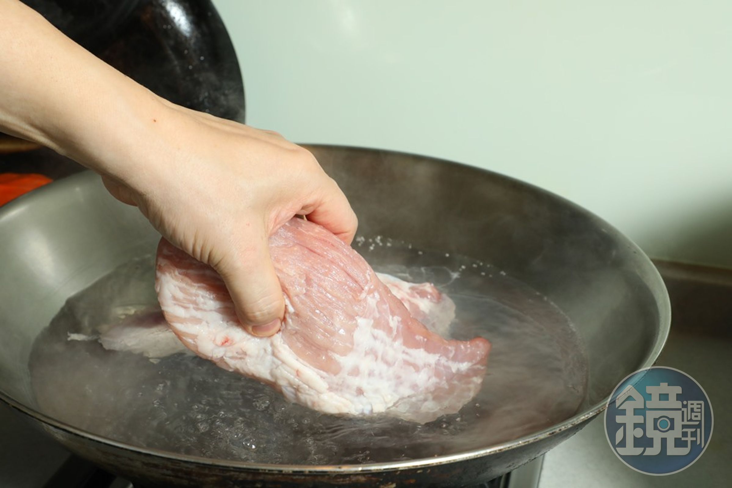 汆燙赤肉。