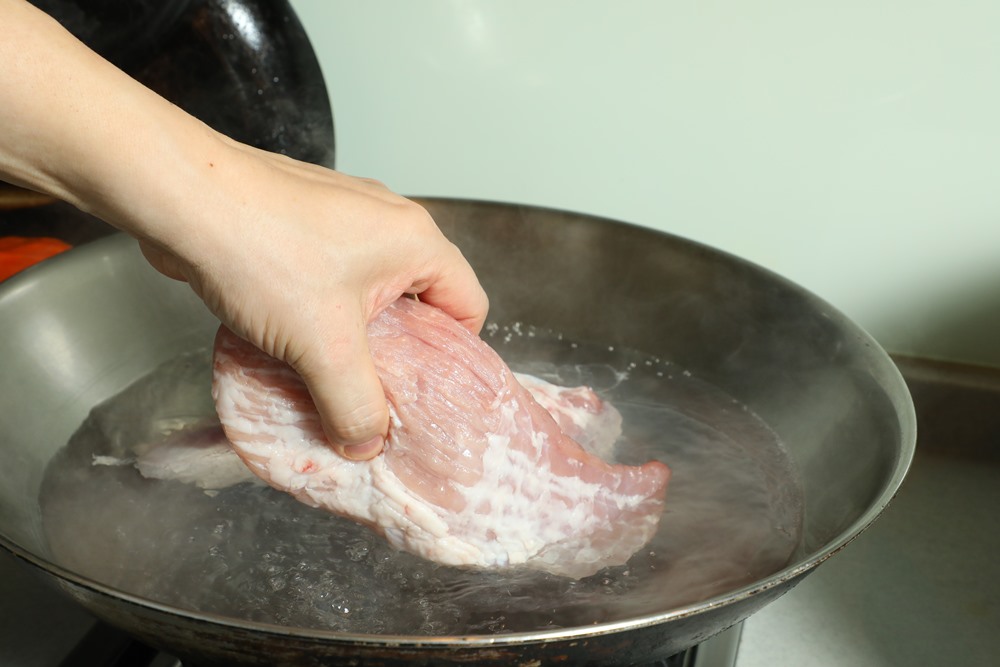 汆燙赤肉。